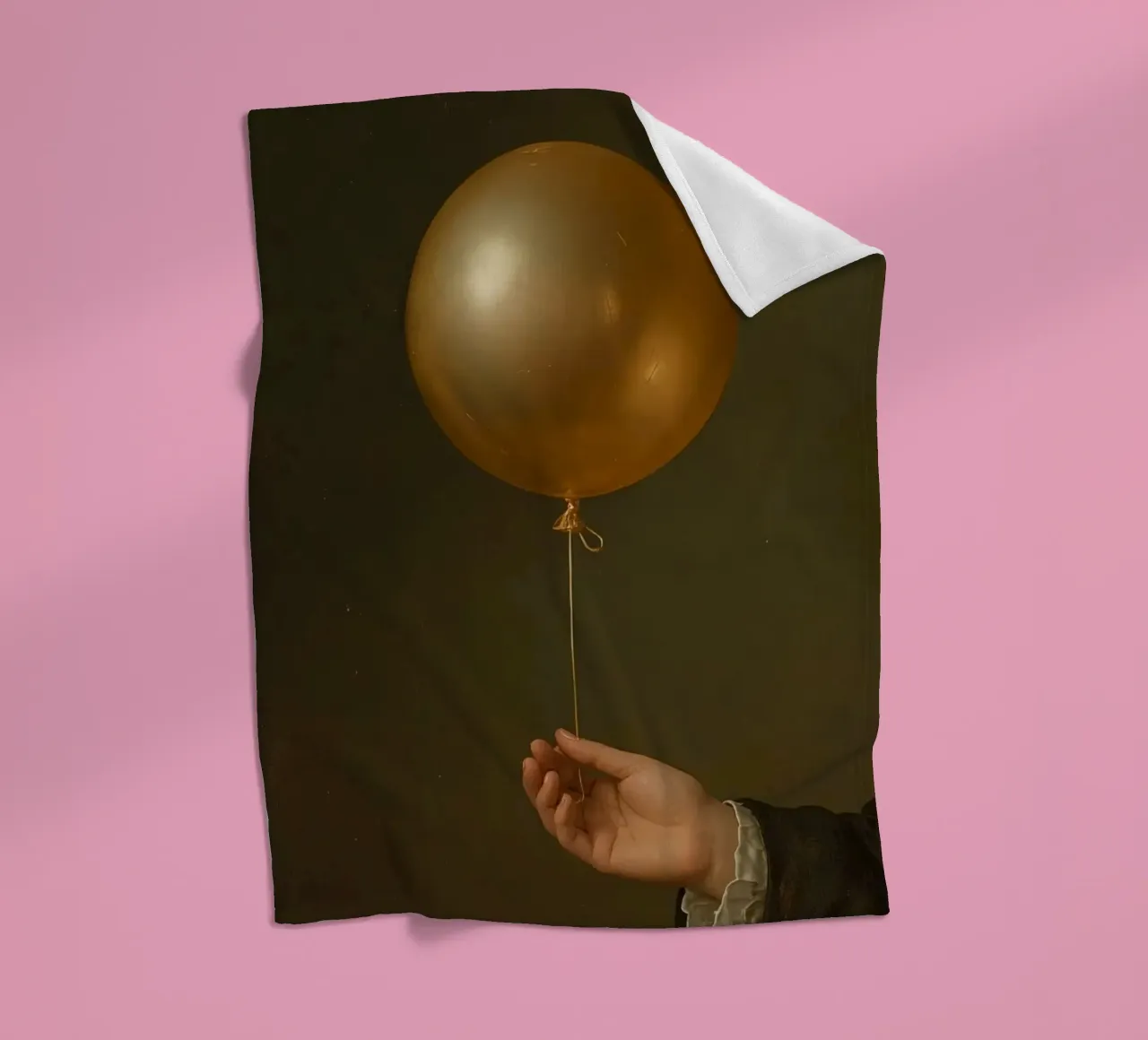 Pallone d'oro tenuto da una mano su uno sfondo scuro coperta in pile da DesignDoodle