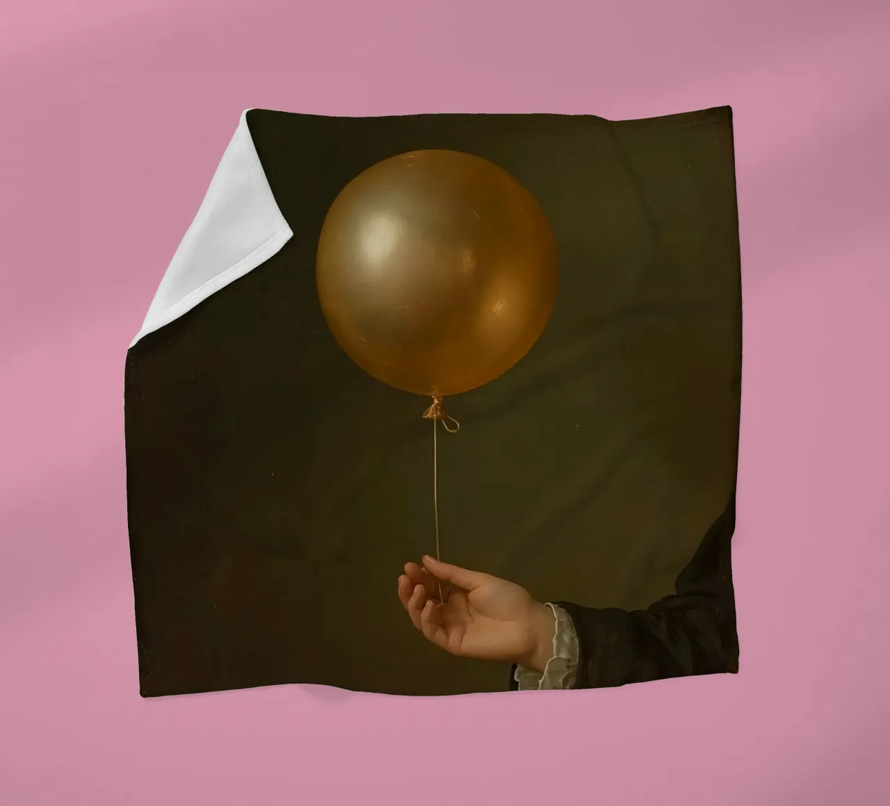 Pallone d'oro tenuto da una mano su uno sfondo scuro coperta in pile da DesignDoodle