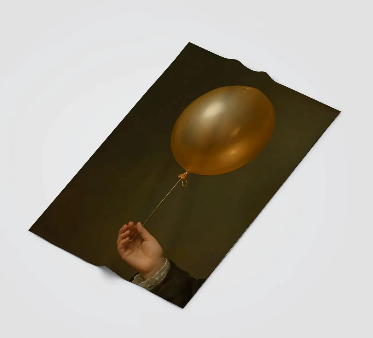 Pallone d'oro tenuto da una mano su uno sfondo scuro coperta in pile da DesignDoodle