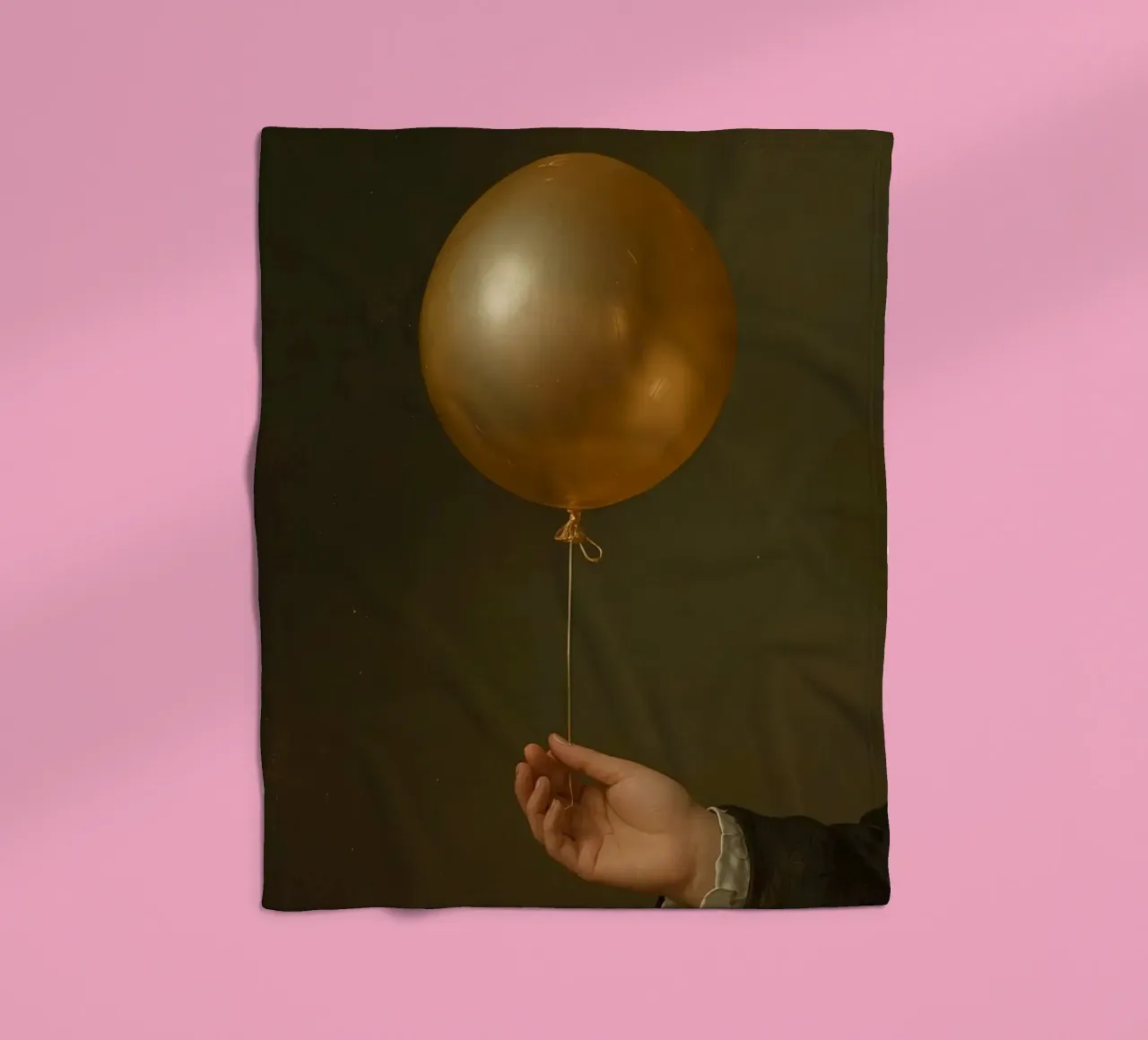 Pallone d'oro tenuto da una mano su uno sfondo scuro coperta in pile da DesignDoodle