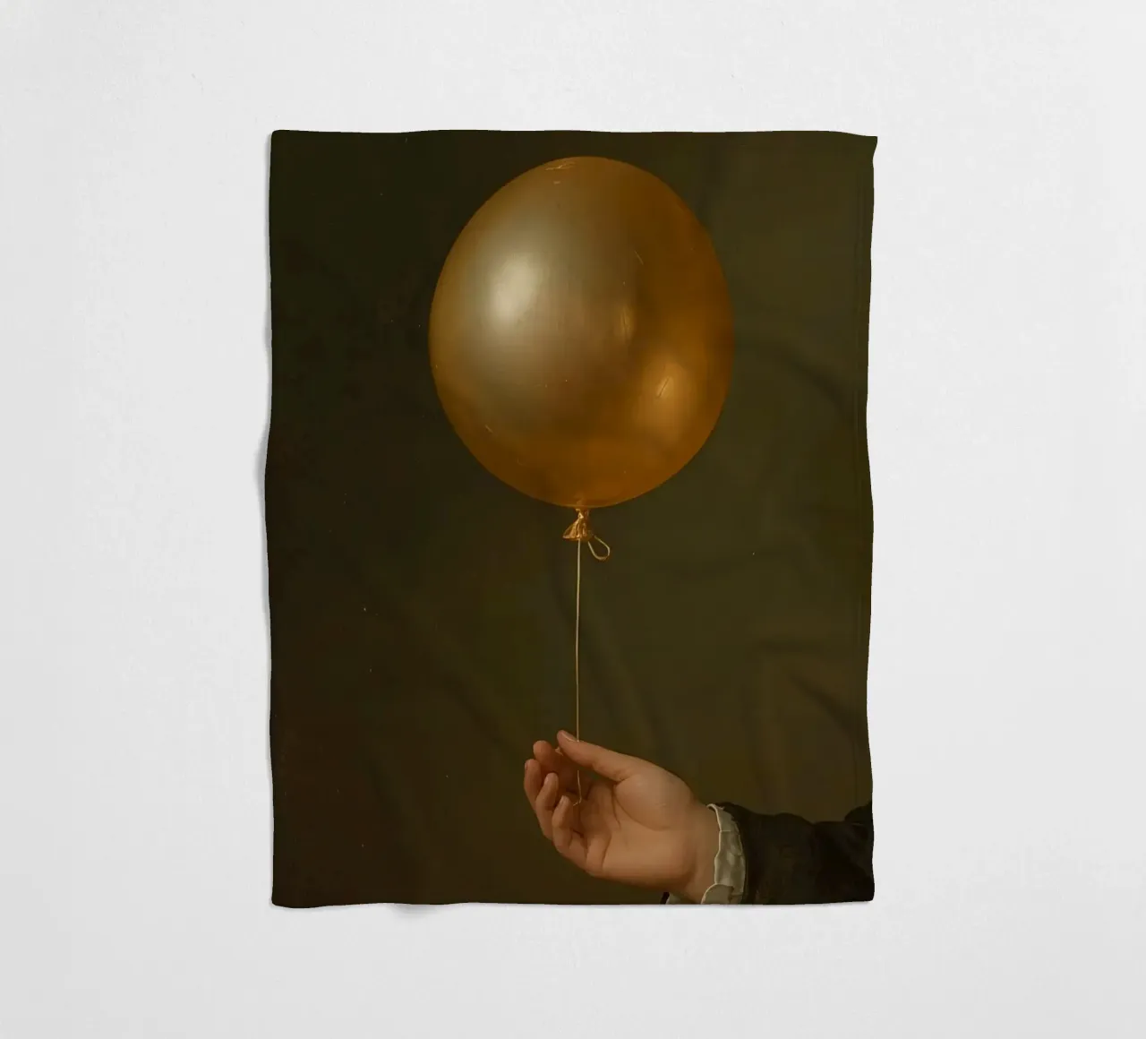 Pallone d'oro tenuto da una mano su uno sfondo scuro coperta in pile da DesignDoodle