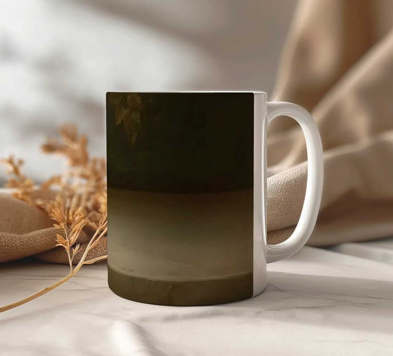Cappello appoggiato su una superficie con foglie in un ambiente muto tazza in ceramica da DesignDoodle