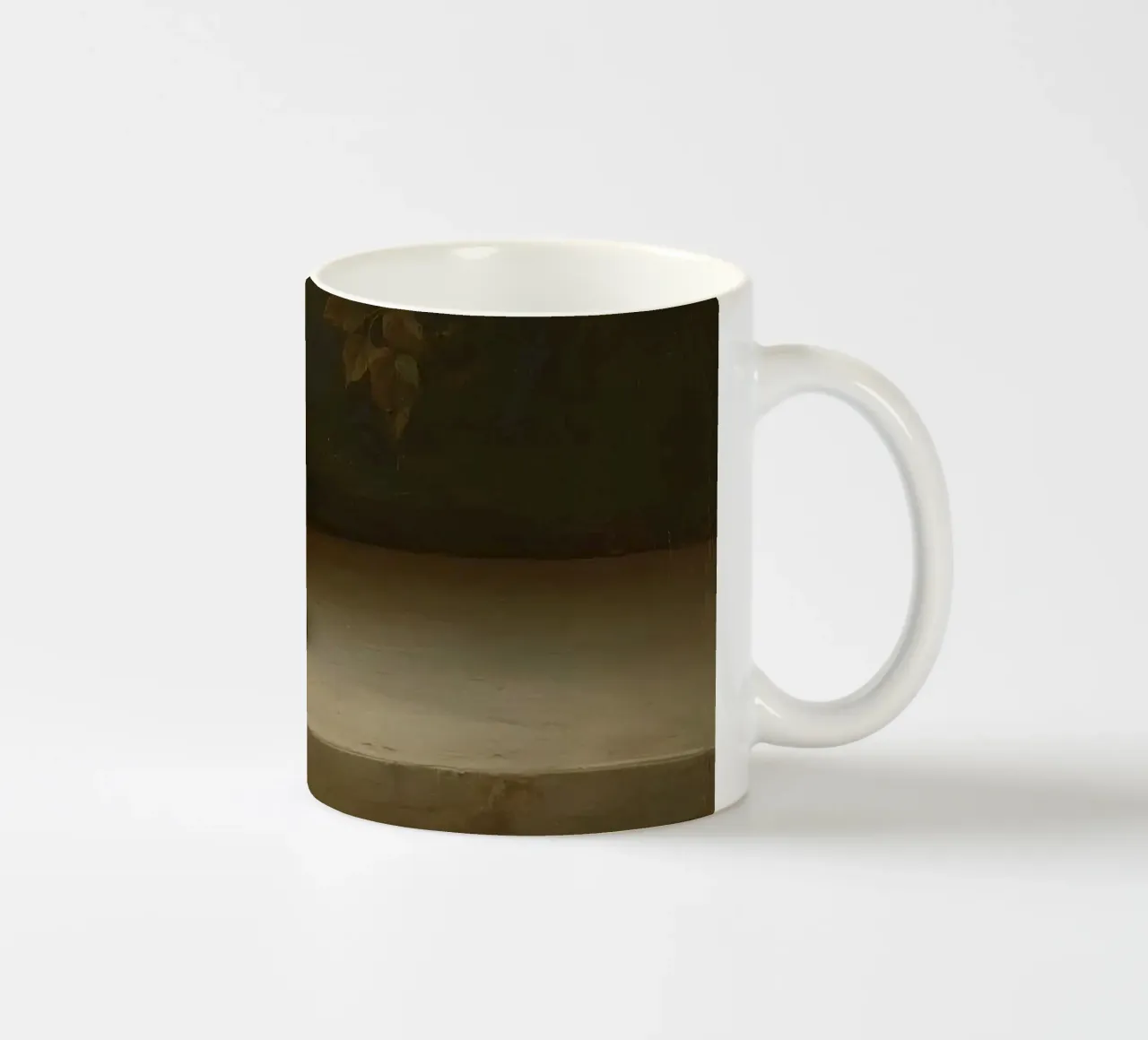 Cappello appoggiato su una superficie con foglie in un ambiente muto tazza in ceramica da DesignDoodle