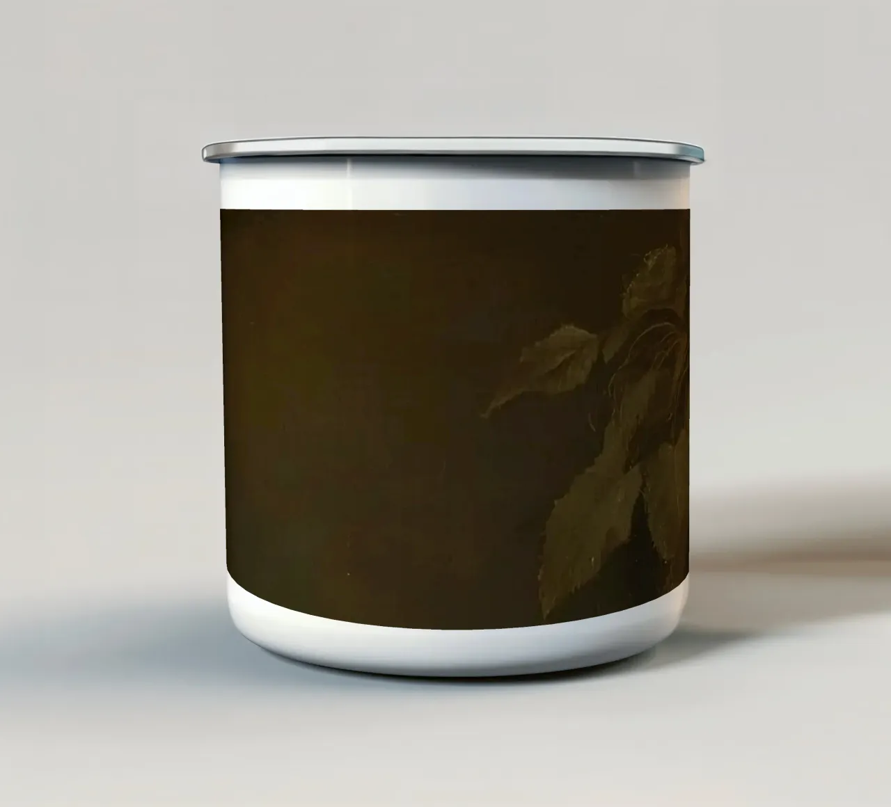 Cappello appoggiato su una superficie con foglie in un ambiente muto tazza in smalto da DesignDoodle