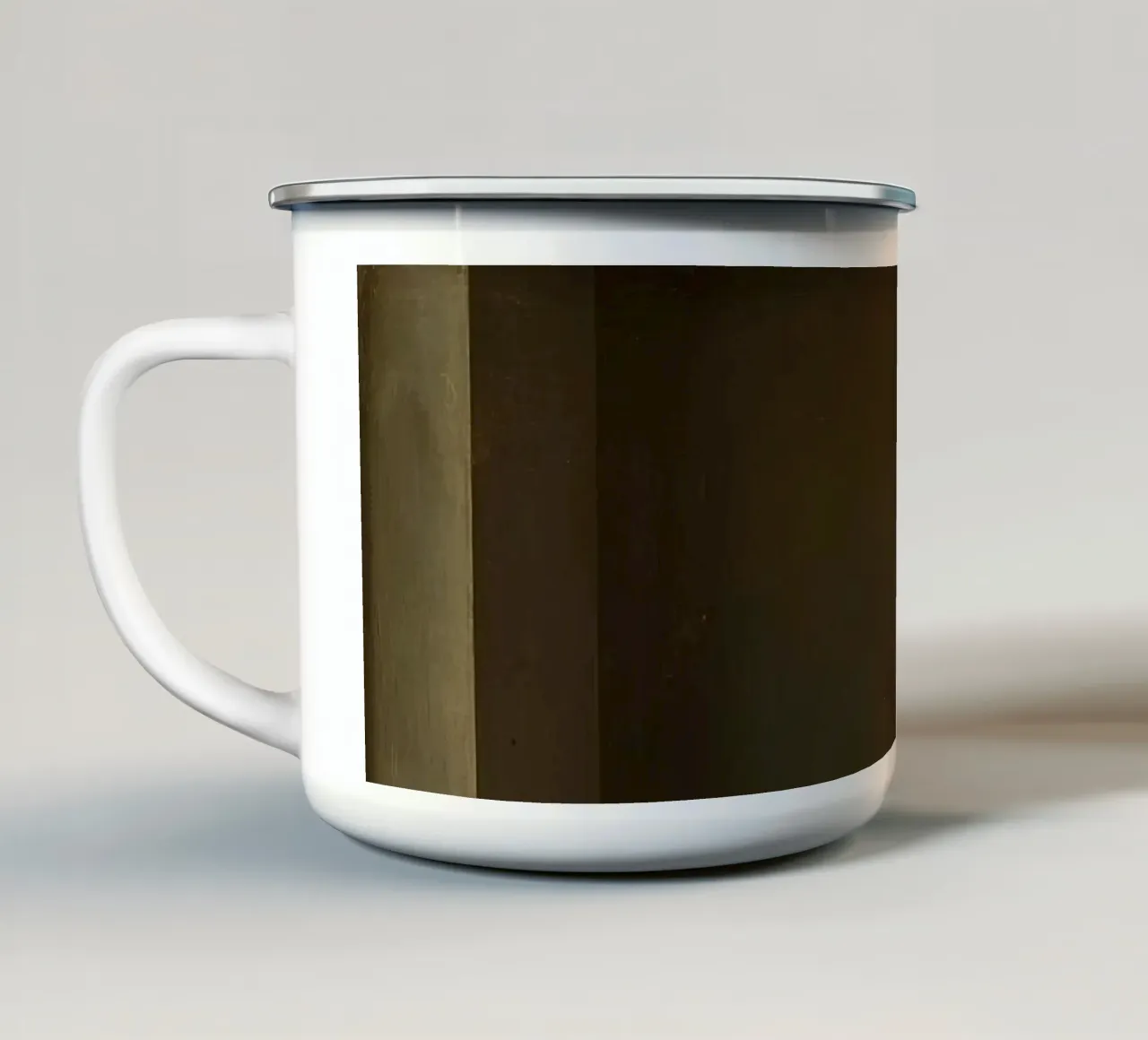 Cappello appoggiato su una superficie con foglie in un ambiente muto tazza in smalto da DesignDoodle
