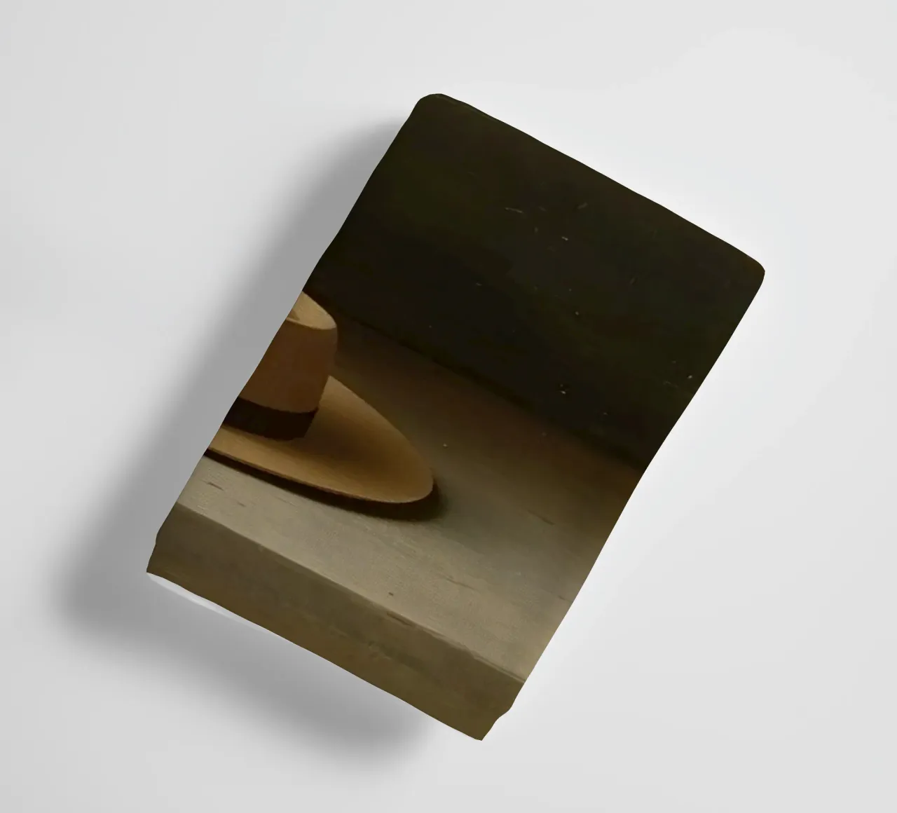 Cappello appoggiato su una superficie con foglie in un ambiente muto asciugamano da bagno da DesignDoodle