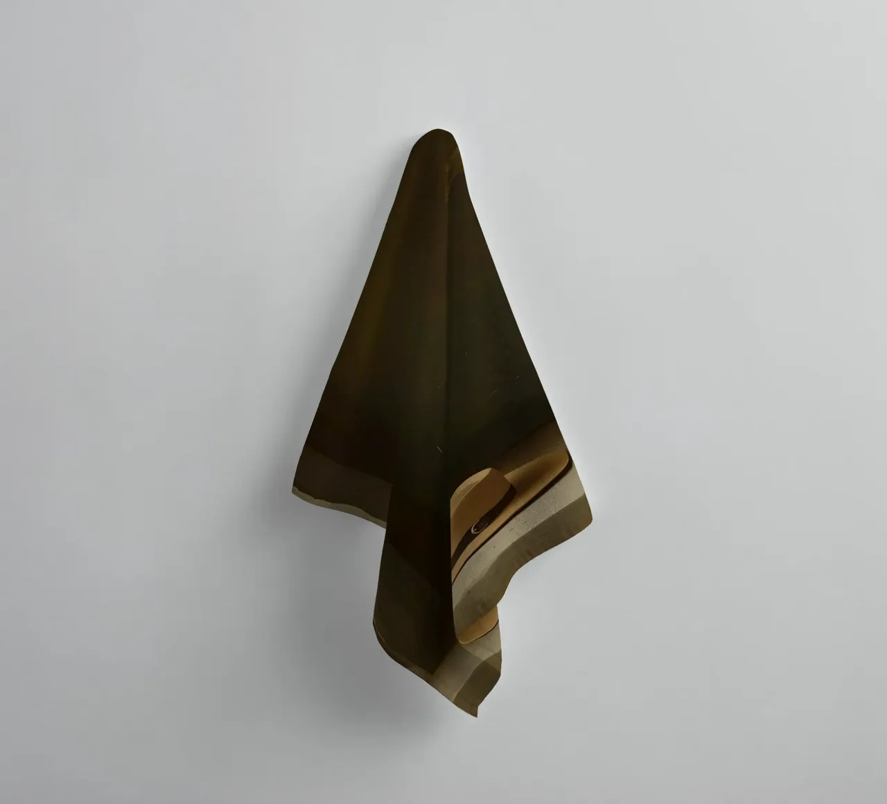 Cappello appoggiato su una superficie con foglie in un ambiente muto asciugamano da bagno da DesignDoodle