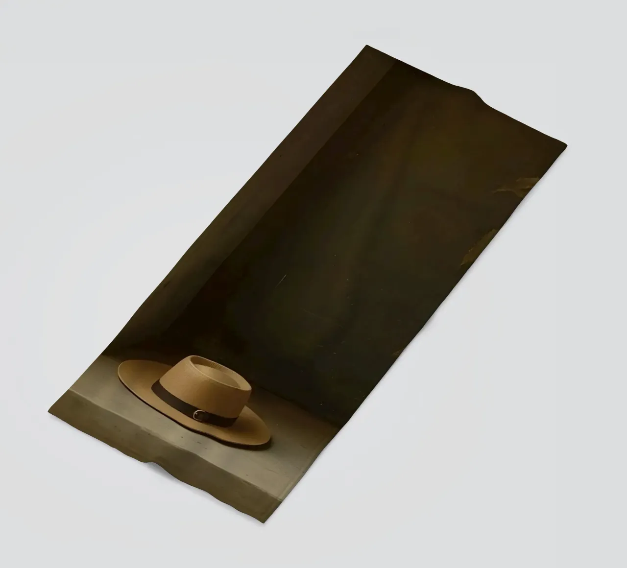 Cappello appoggiato su una superficie con foglie in un ambiente muto telo mare da DesignDoodle