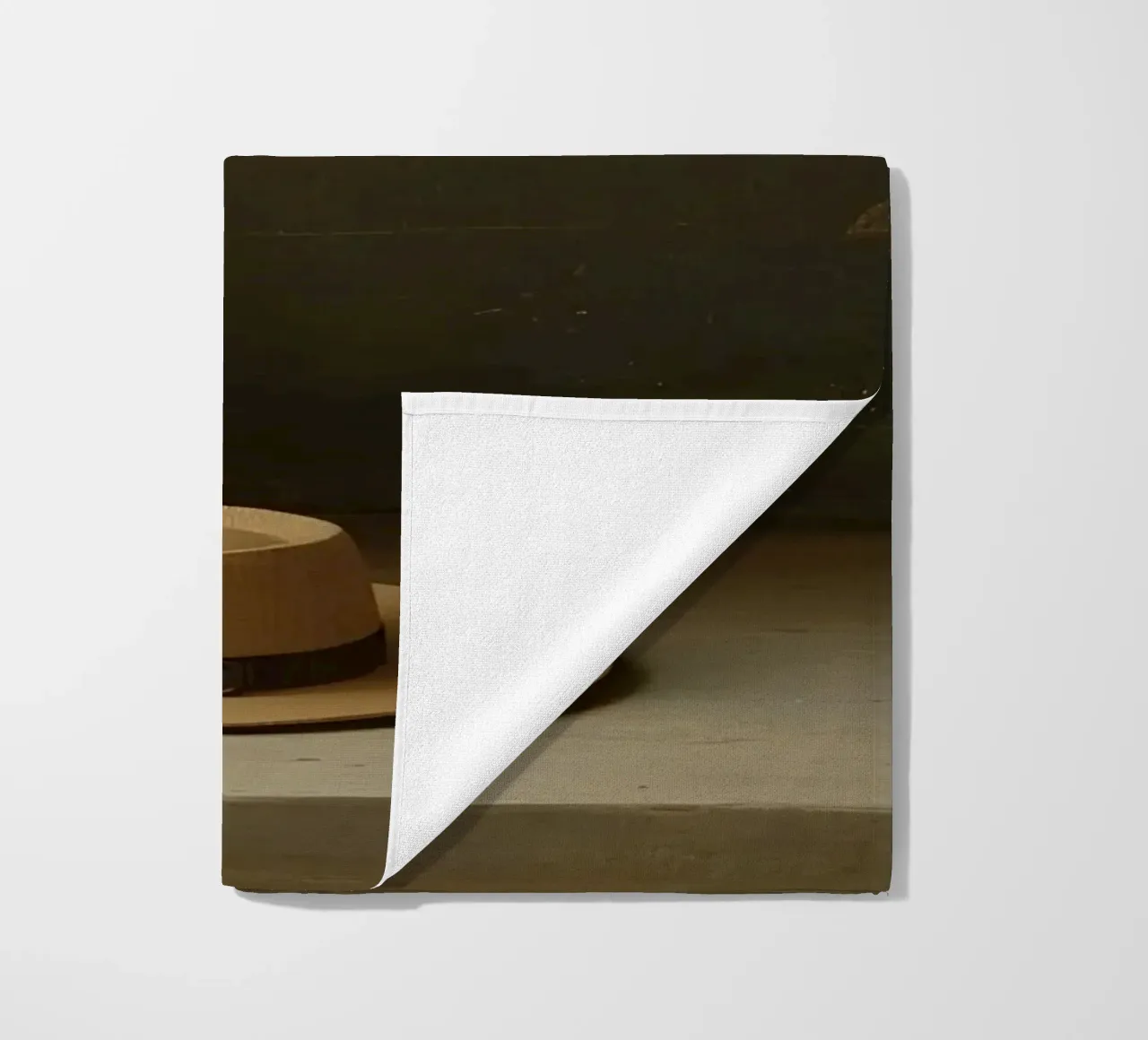 Cappello appoggiato su una superficie con foglie in un ambiente muto telo mare da DesignDoodle