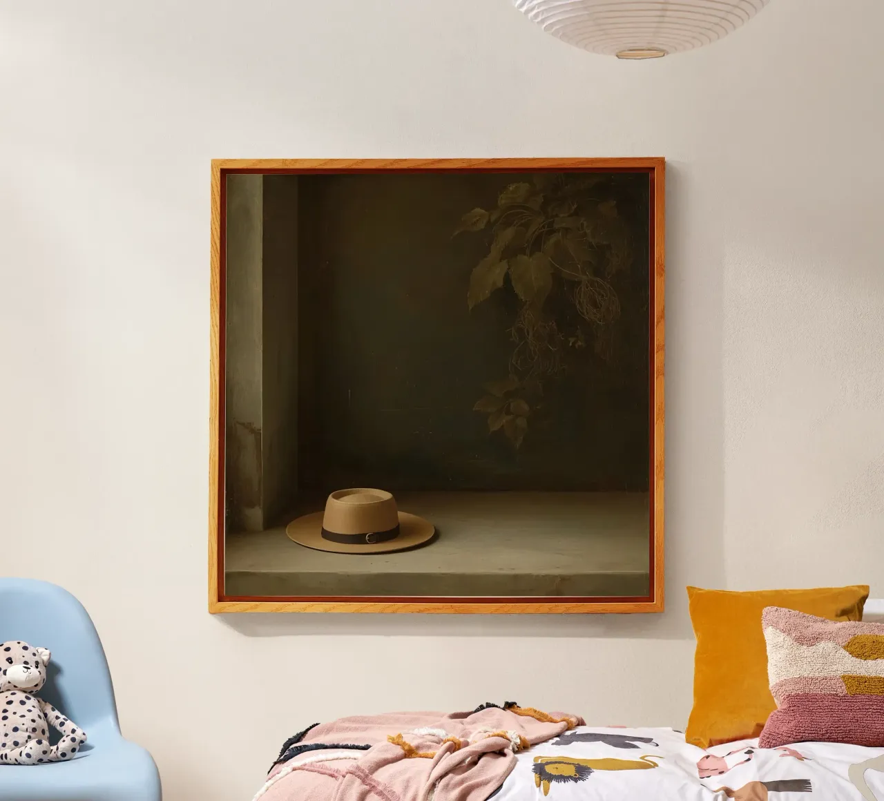 Cappello appoggiato su una superficie con foglie in un ambiente muto plexiglass da DesignDoodle