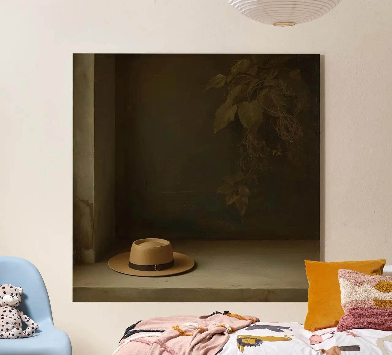 Cappello appoggiato su una superficie con foglie in un ambiente muto plexiglass da DesignDoodle