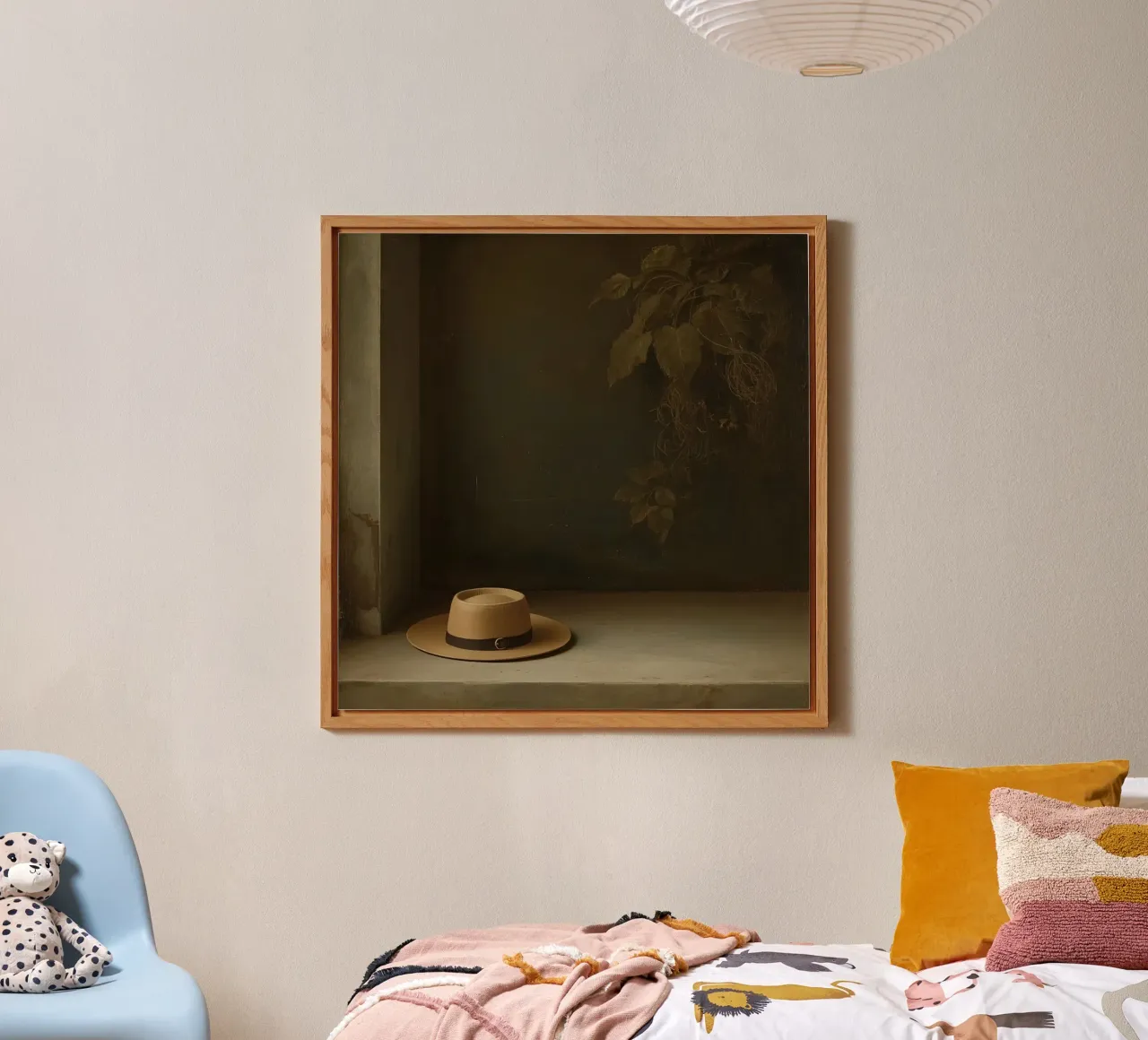 Cappello appoggiato su una superficie con foglie in un ambiente muto alluminio dibond da DesignDoodle