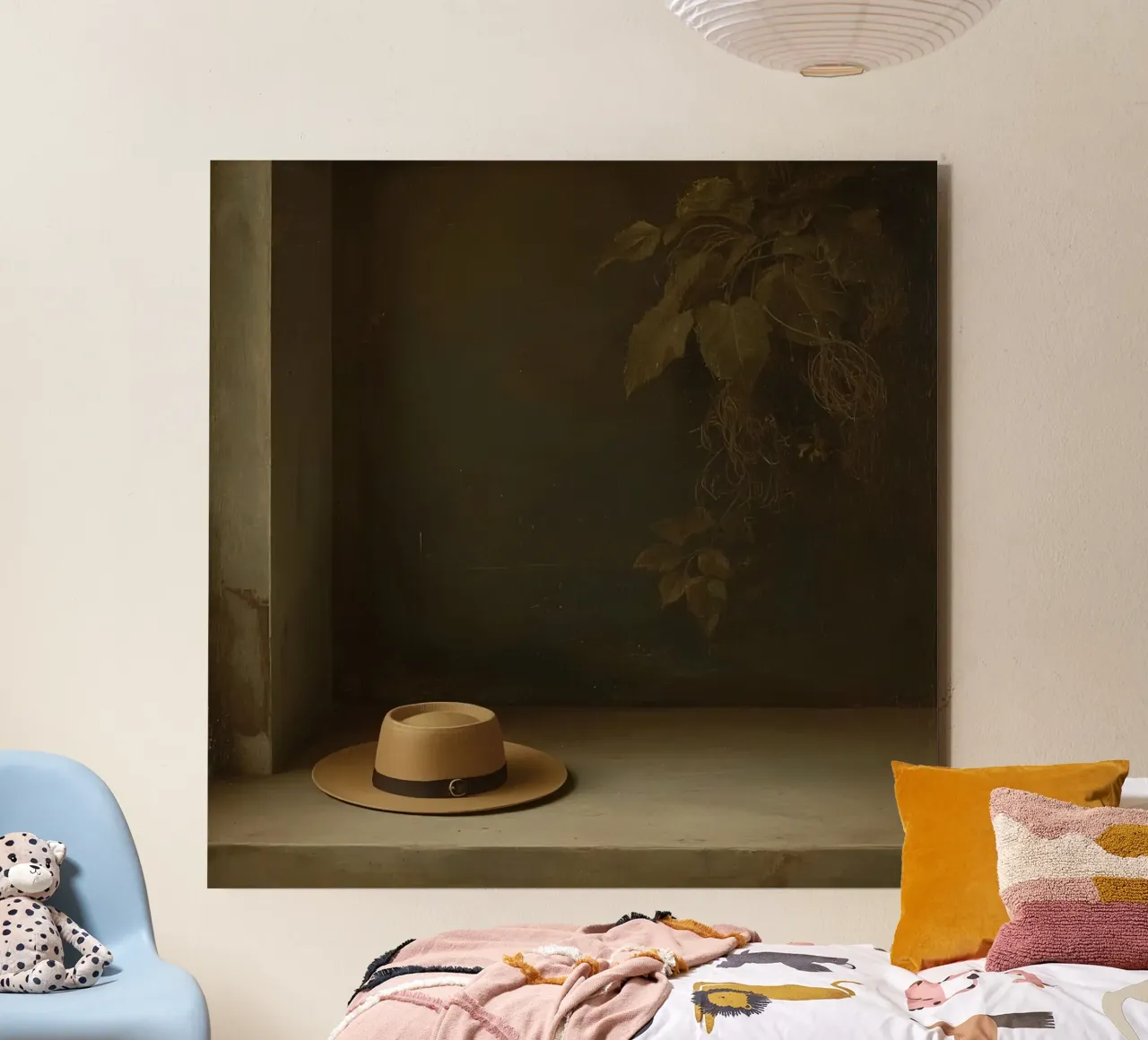 Cappello appoggiato su una superficie con foglie in un ambiente muto alluminio dibond da DesignDoodle