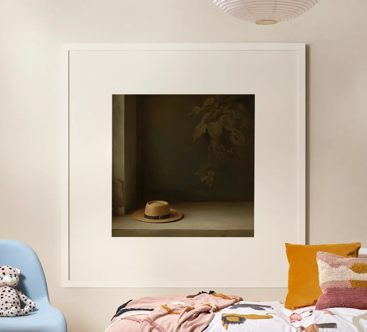 Chapeau reposant sur une surface avec des feuilles dans un décor atténué poster de DesignDoodle