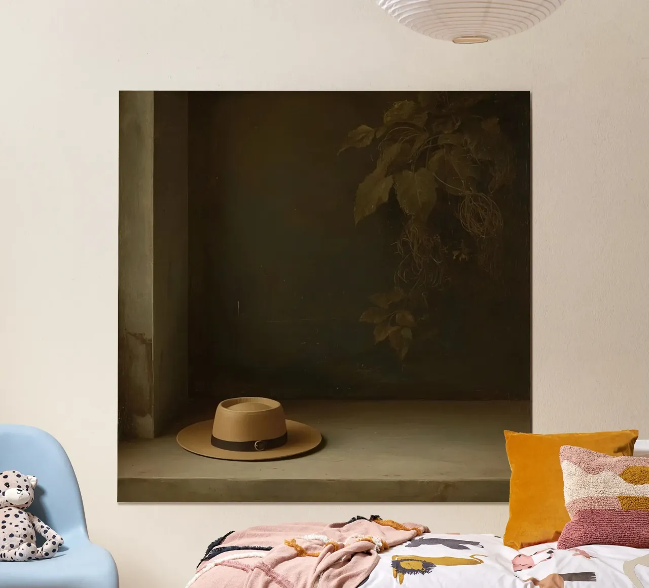 Hoed rustend op een oppervlak met bladeren in een gedempte omgeving poster met kunststof frame van DesignDoodle