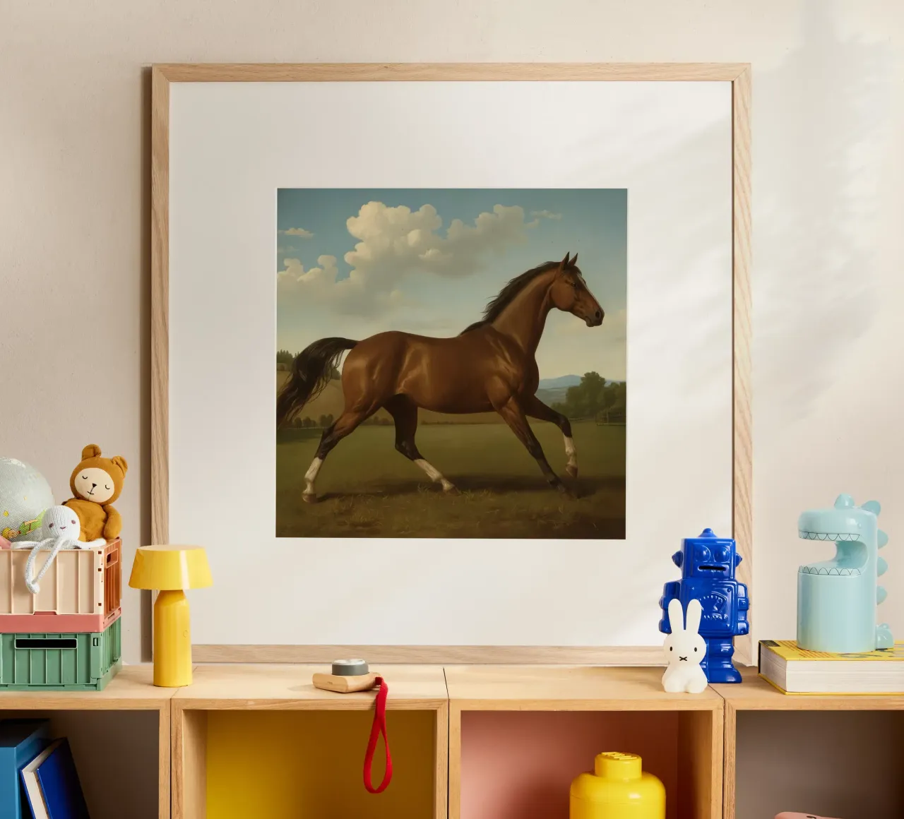 Maestoso cavallo marrone che trotta con grazia su un terreno verde e rigoglioso poster da DesignDoodle