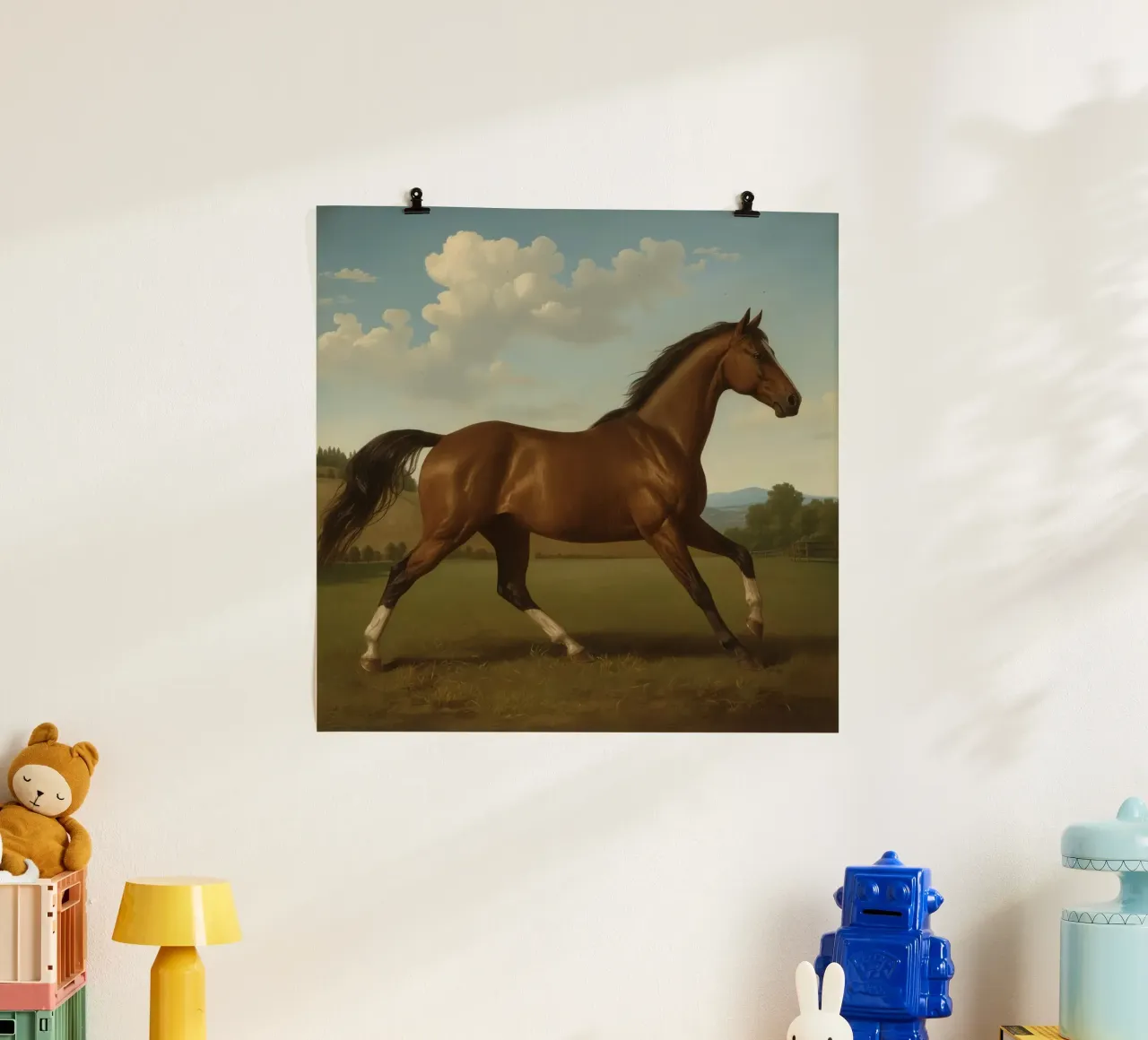 Maestoso cavallo marrone che trotta con grazia su un terreno verde e rigoglioso poster da DesignDoodle