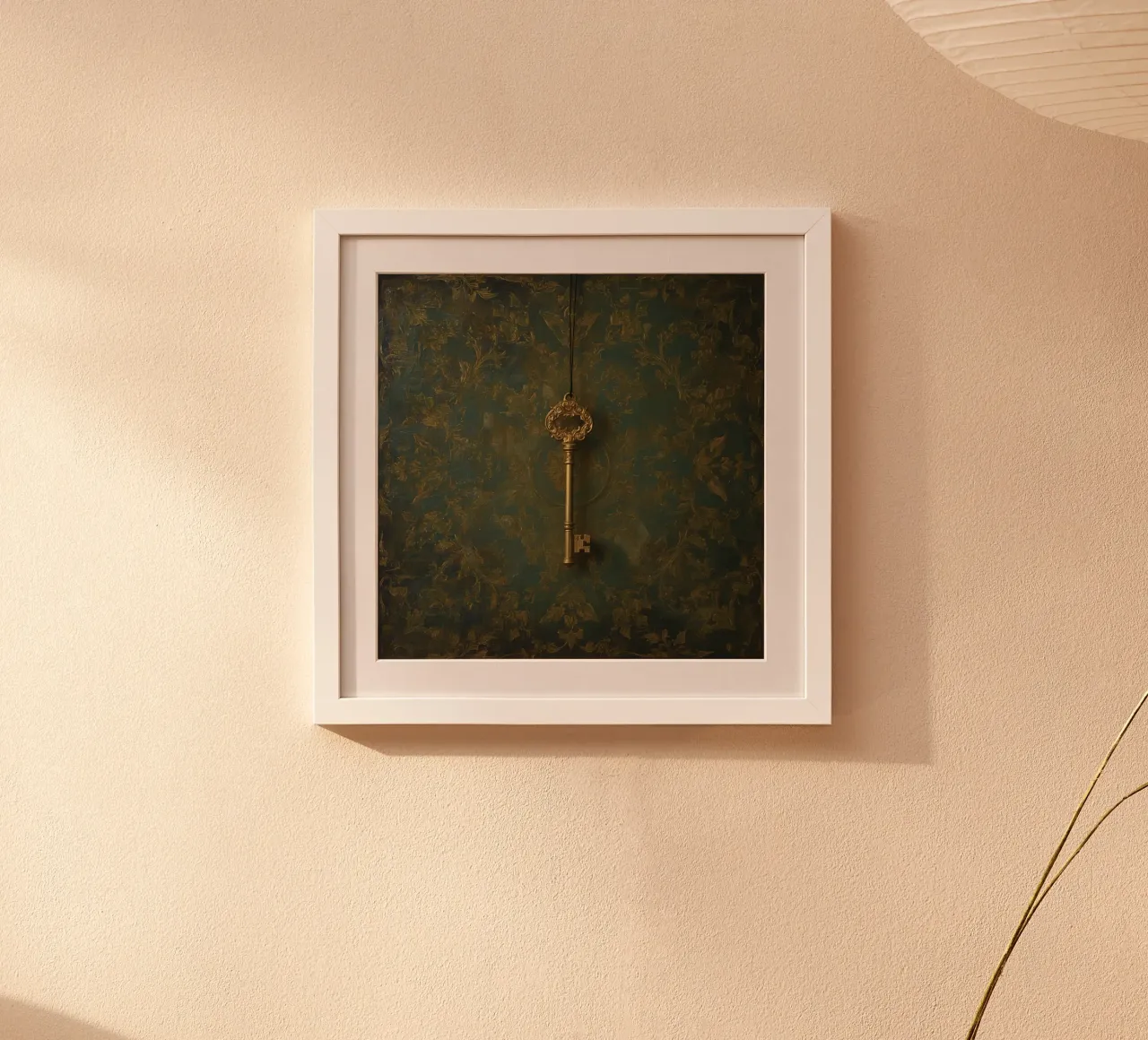 Chiave appesa su uno sfondo strutturato con un intricato motivo flo poster con telaio in alluminio da DesignDoodle