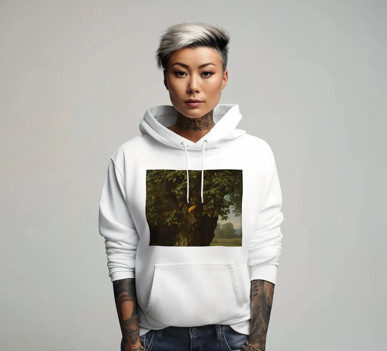 Un albero maestoso si erge in un paesaggio di colline lontane felpa con cappuccio da DesignDoodle