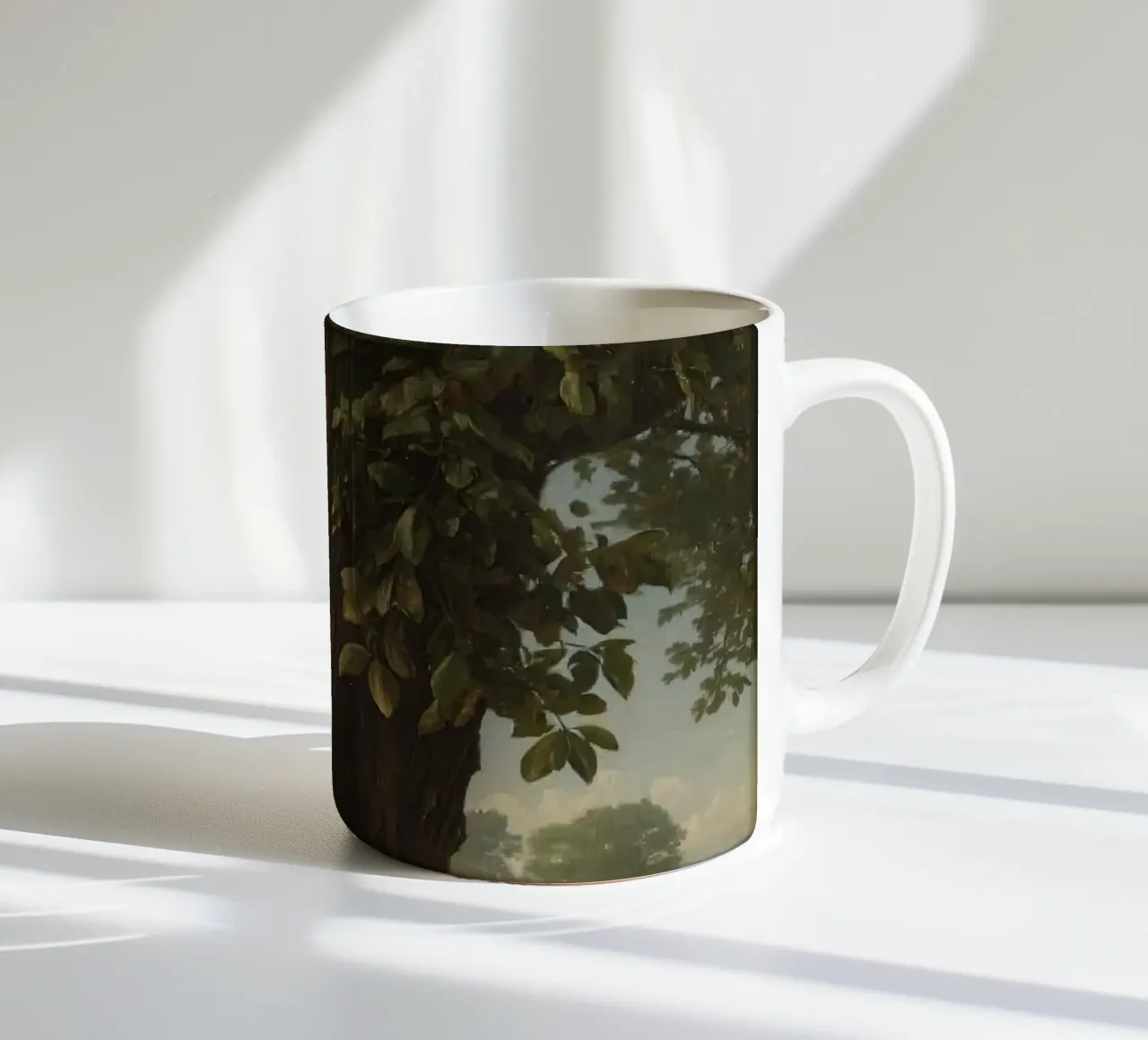 Un albero maestoso si erge in un paesaggio di colline lontane tazza in ceramica da DesignDoodle
