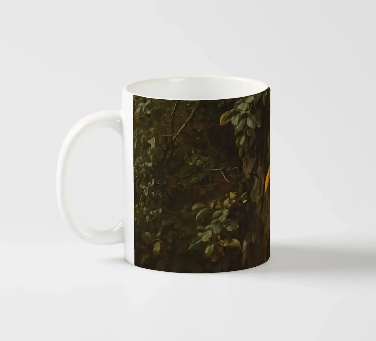 Un albero maestoso si erge in un paesaggio di colline lontane tazza in ceramica da DesignDoodle