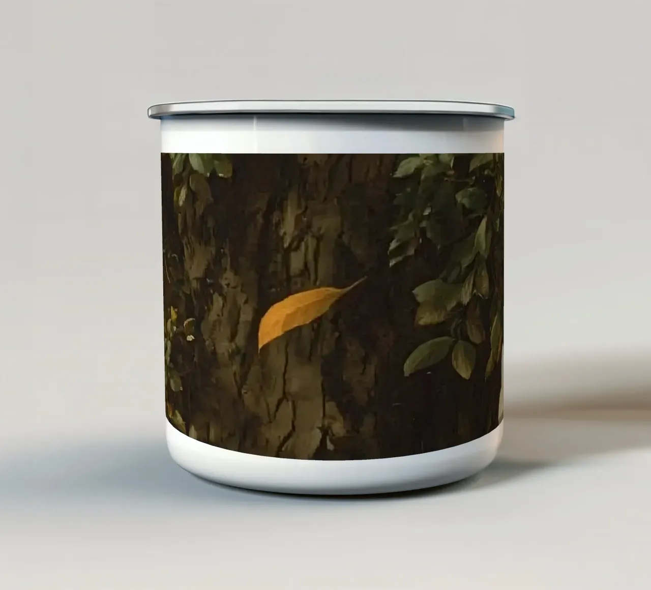 Un albero maestoso si erge in un paesaggio di colline lontane tazza in smalto da DesignDoodle