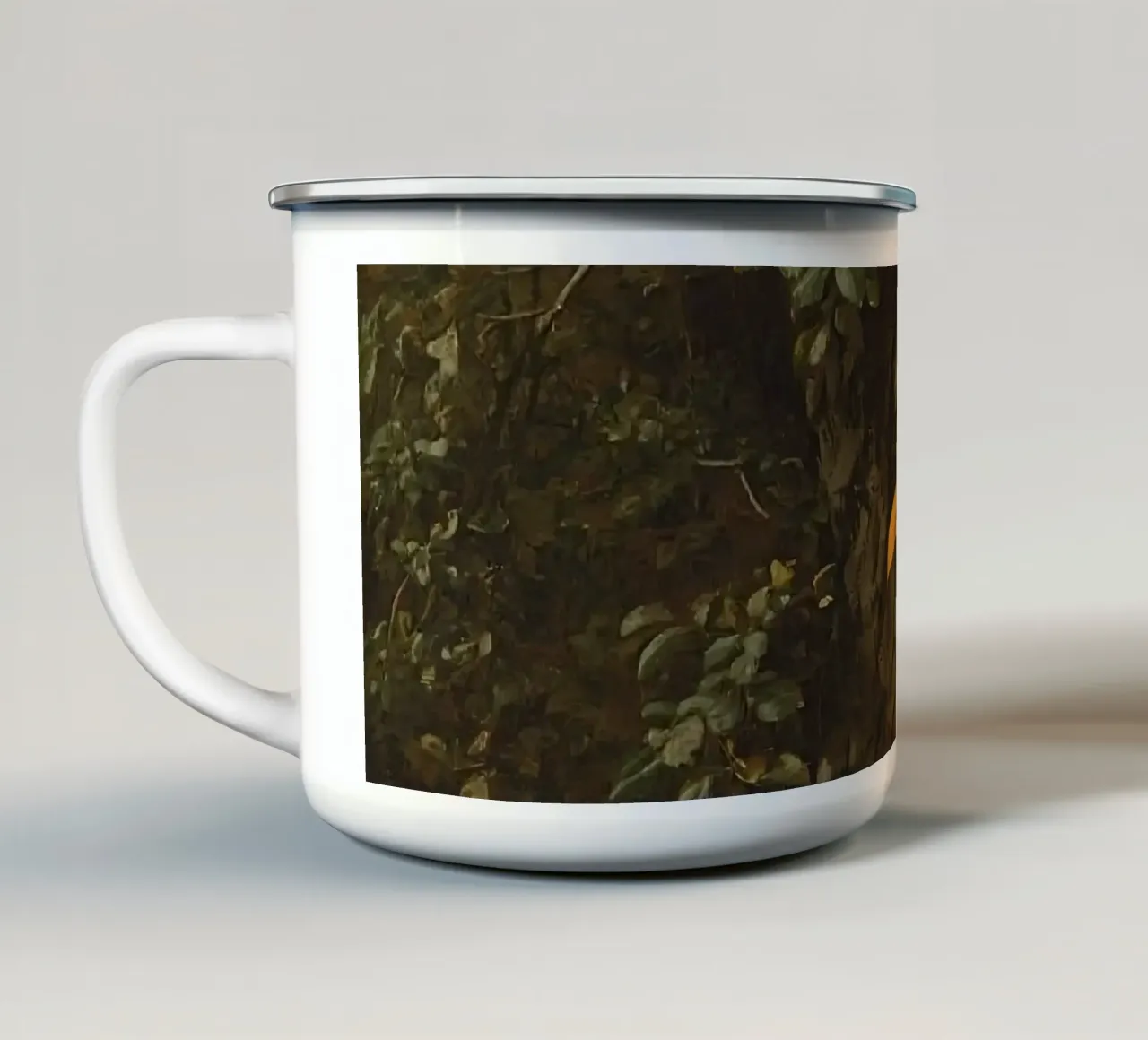 Un albero maestoso si erge in un paesaggio di colline lontane tazza in smalto da DesignDoodle