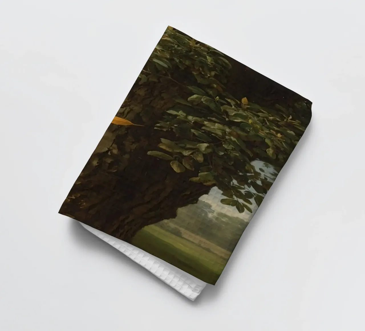 Un arbre majestueux se dresse dans un paysage de collines lointaines. torchon de DesignDoodle