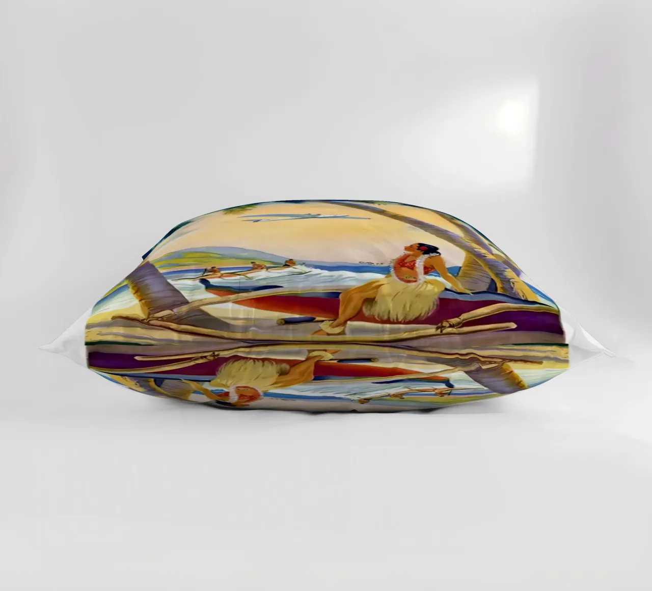 Ragazza hawaiana Hula su una canoa Outrigger a Pearl Harbor cuscino da eugene shop