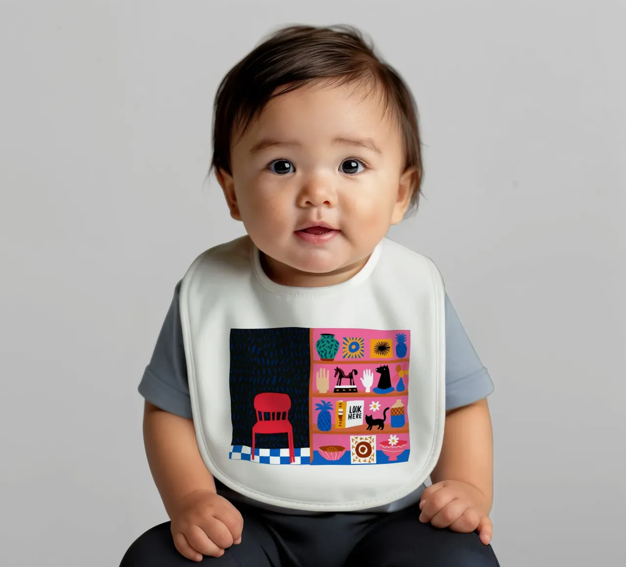 Scaffale eclettico di curiosità bavaglino da Thistle Bloom