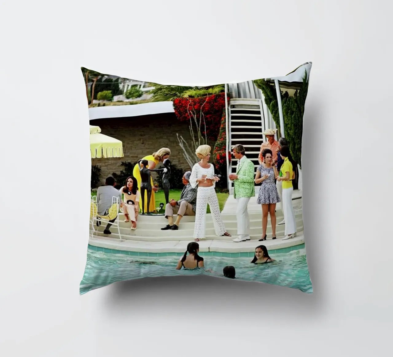Slim Aarons - Festa in piscina cuscino da The Poster UK