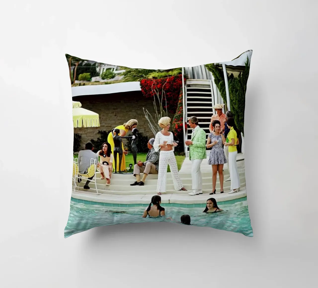 Slim Aarons - Festa in piscina cuscino da The Poster UK