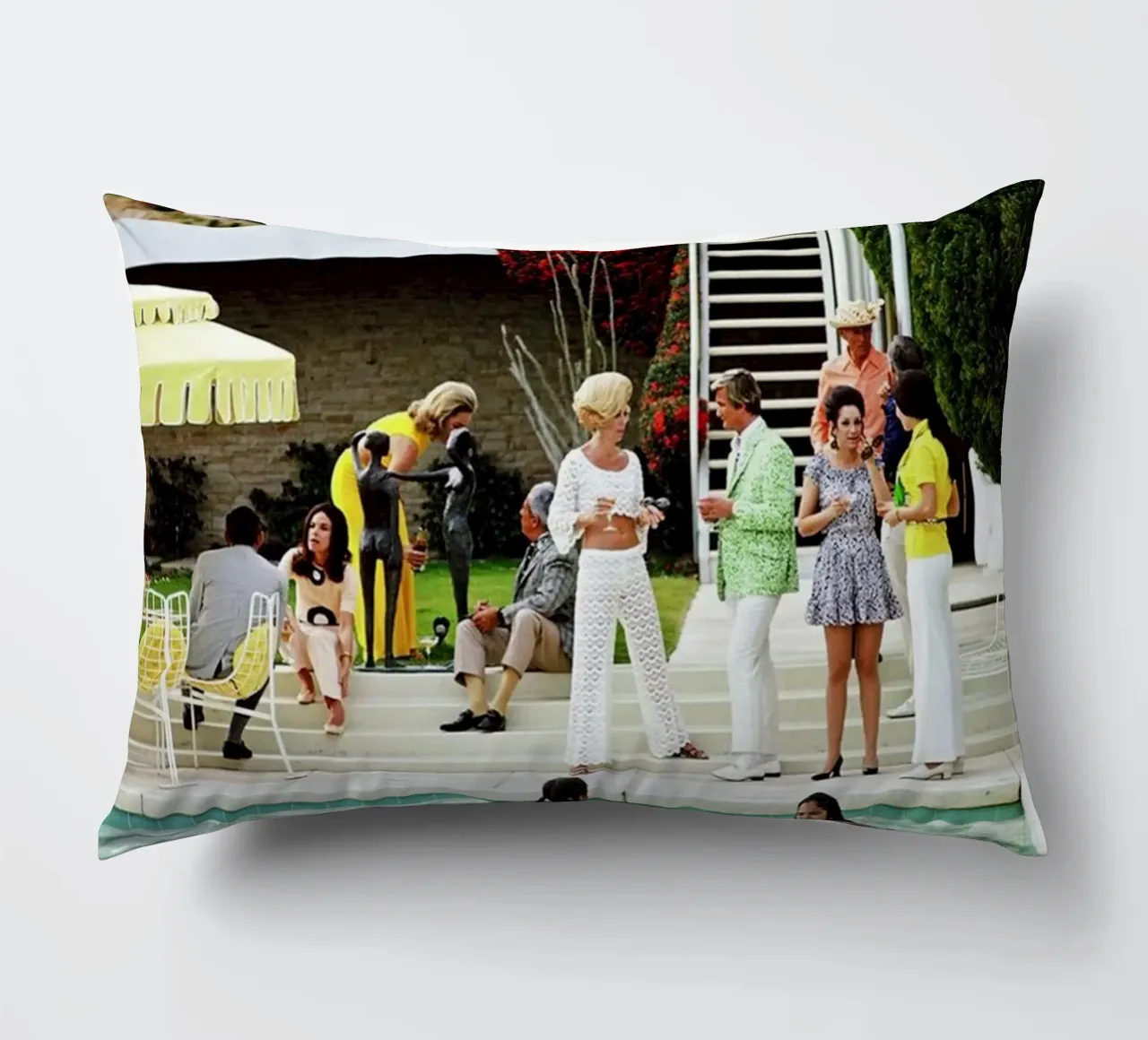 Slim Aarons - Festa in piscina cuscino da The Poster UK