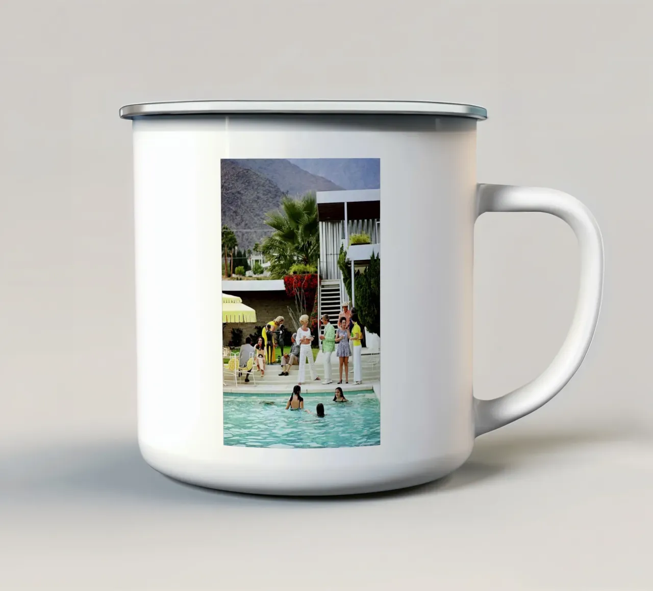 Slim Aarons - Festa in piscina tazza in smalto da The Poster UK