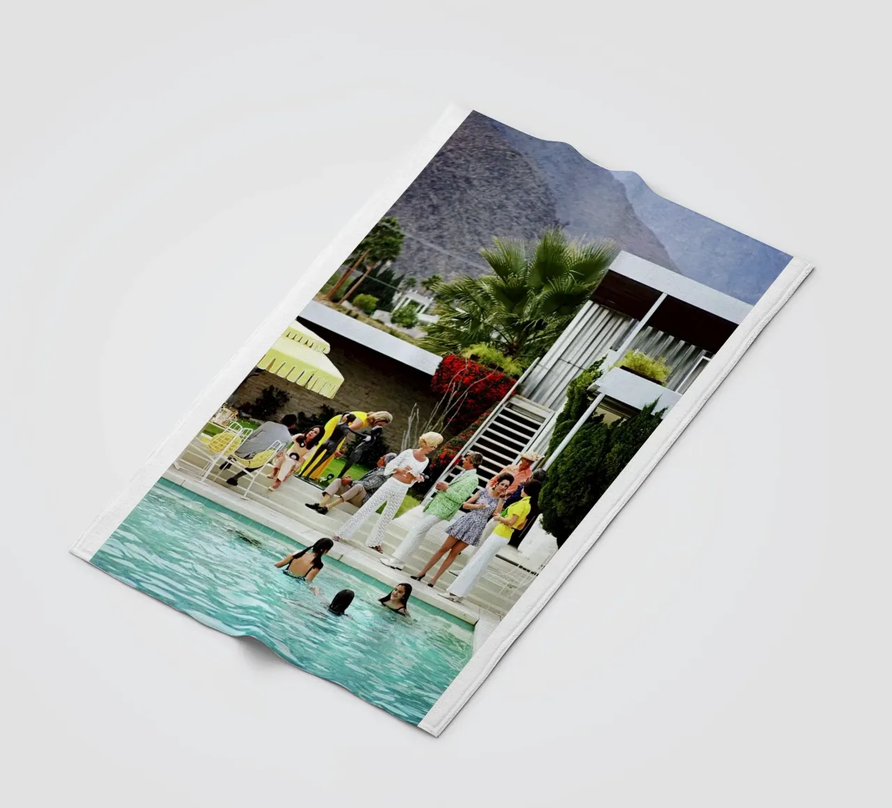 Slim Aarons - Pool Party Fleecedecke von The Poster UK