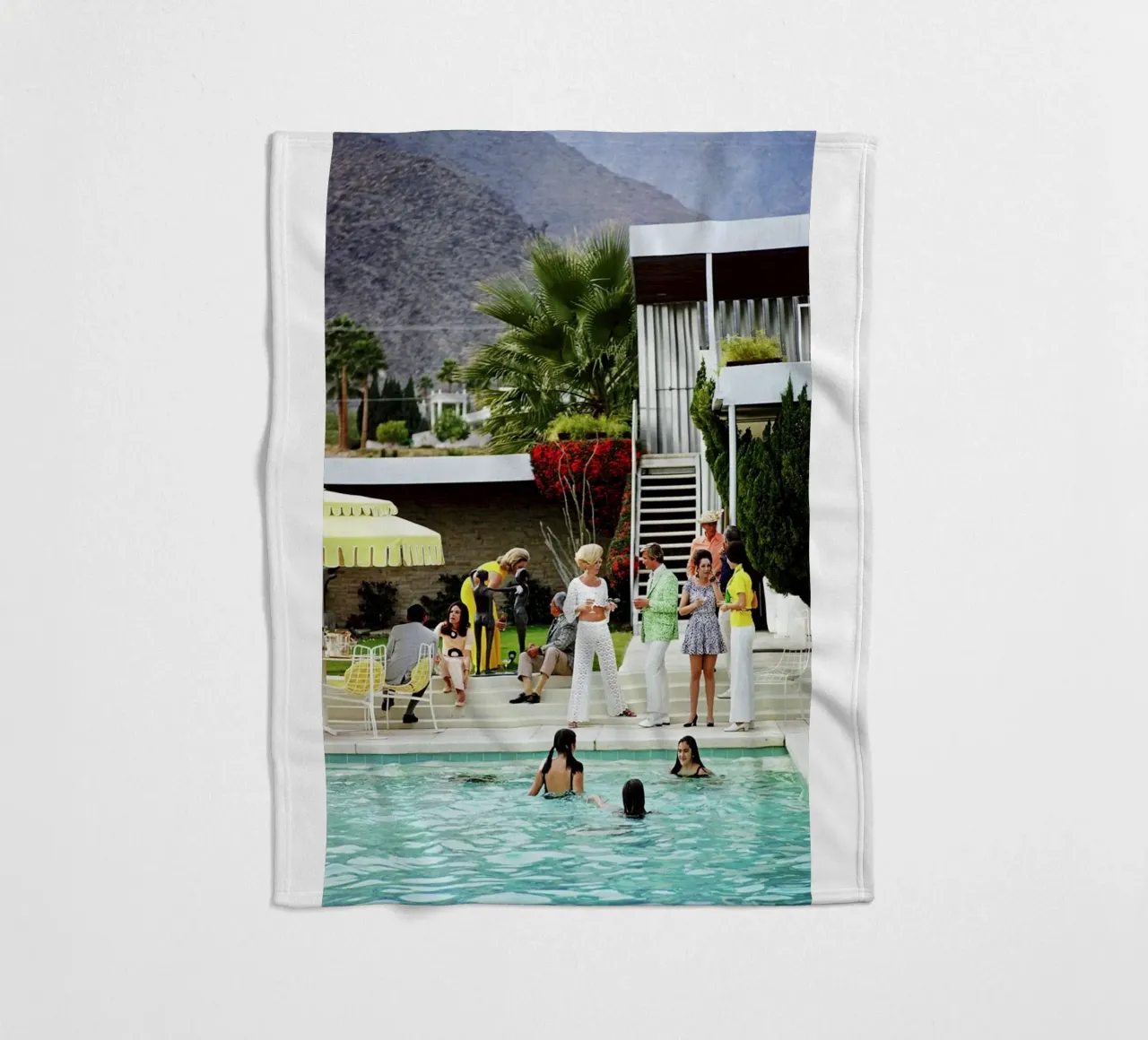 Slim Aarons - Pool Party Fleecedecke von The Poster UK