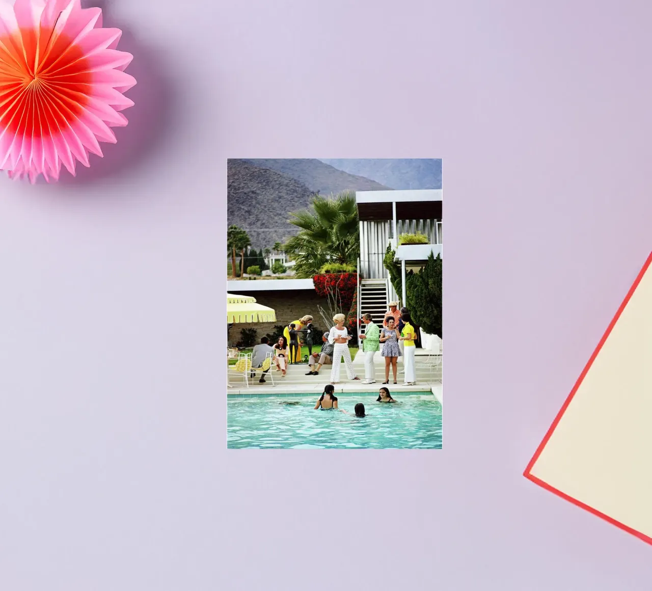 Slim Aarons - Fiesta en la piscina pegatina de The Poster UK