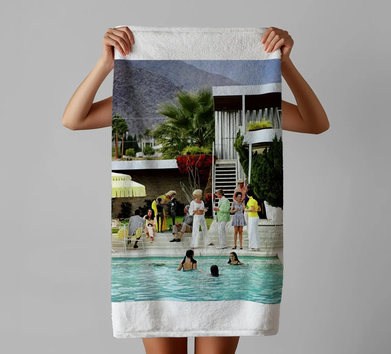 Slim Aarons - Pool Party Handtuch von The Poster UK