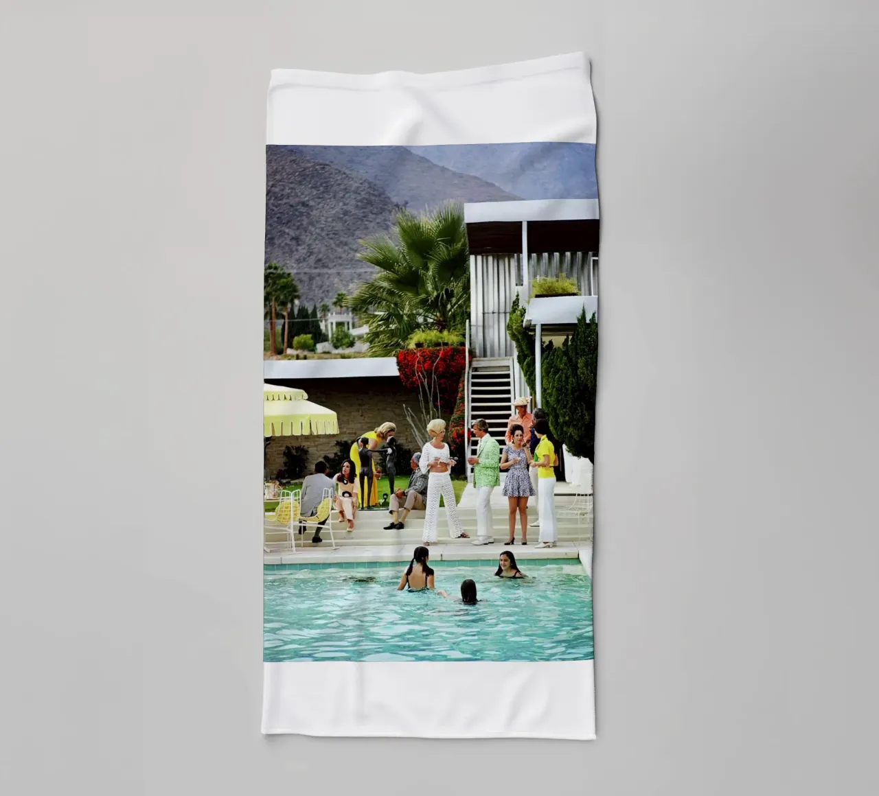 Slim Aarons - Pool Party Handtuch von The Poster UK