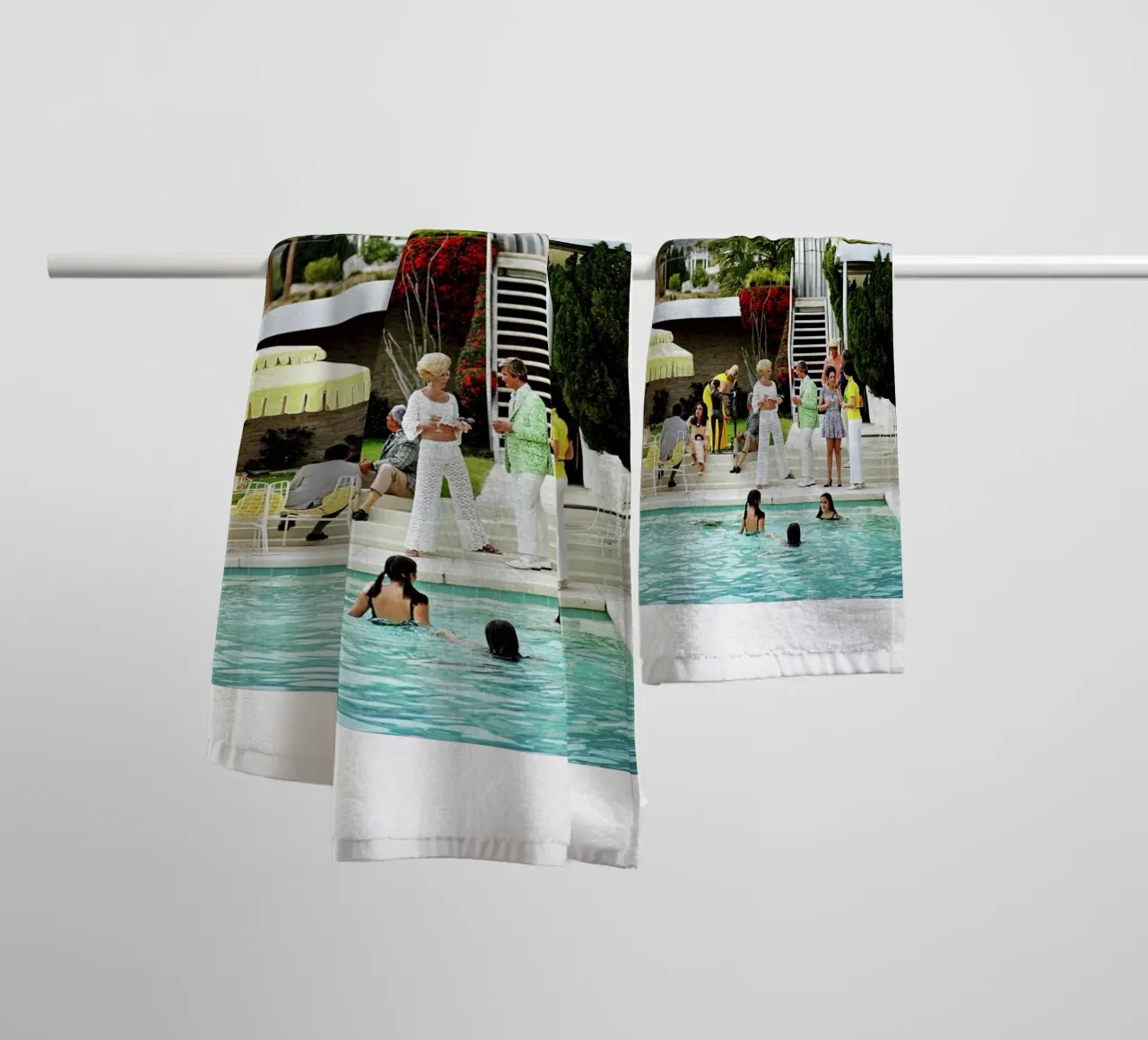 Slim Aarons - Pool Party Handtuch von The Poster UK