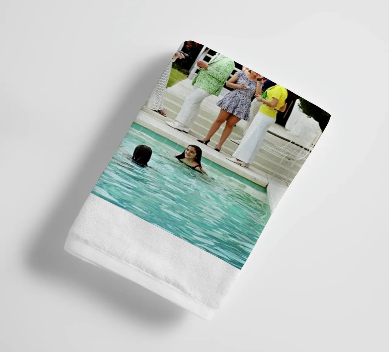 Slim Aarons - Pool Party Handtuch von The Poster UK