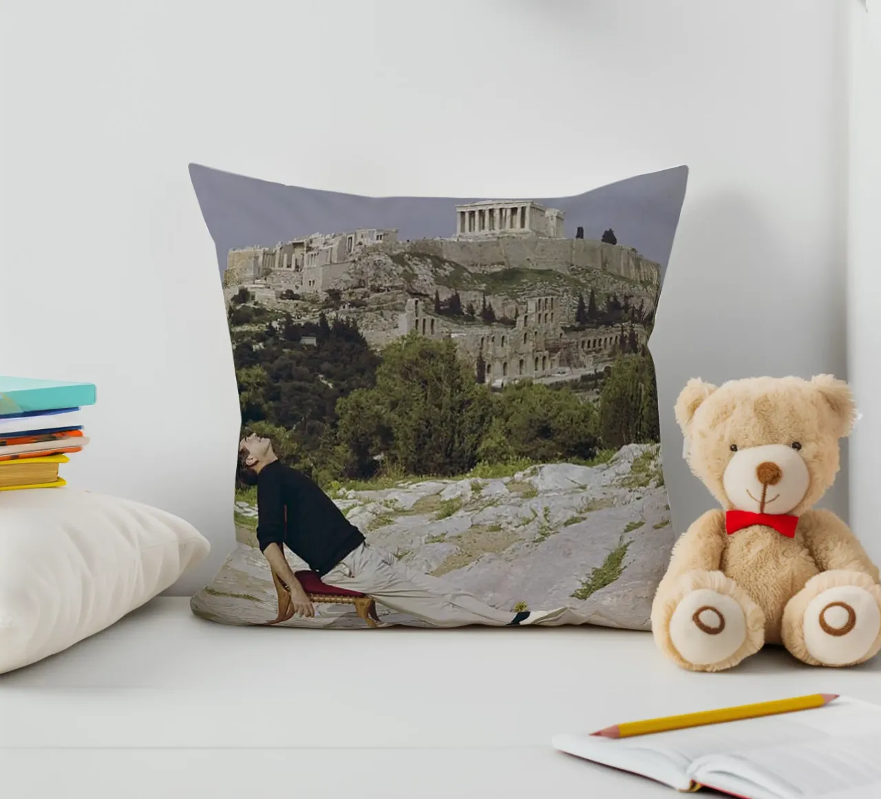 Slim Aarons - Sedersi su una sedia a sdraio cuscino da The Poster UK