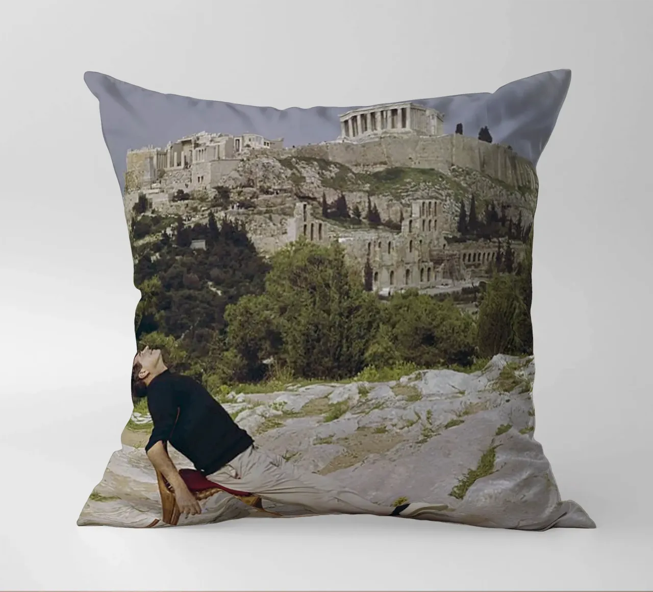 Slim Aarons - Sedersi su una sedia a sdraio cuscino da The Poster UK