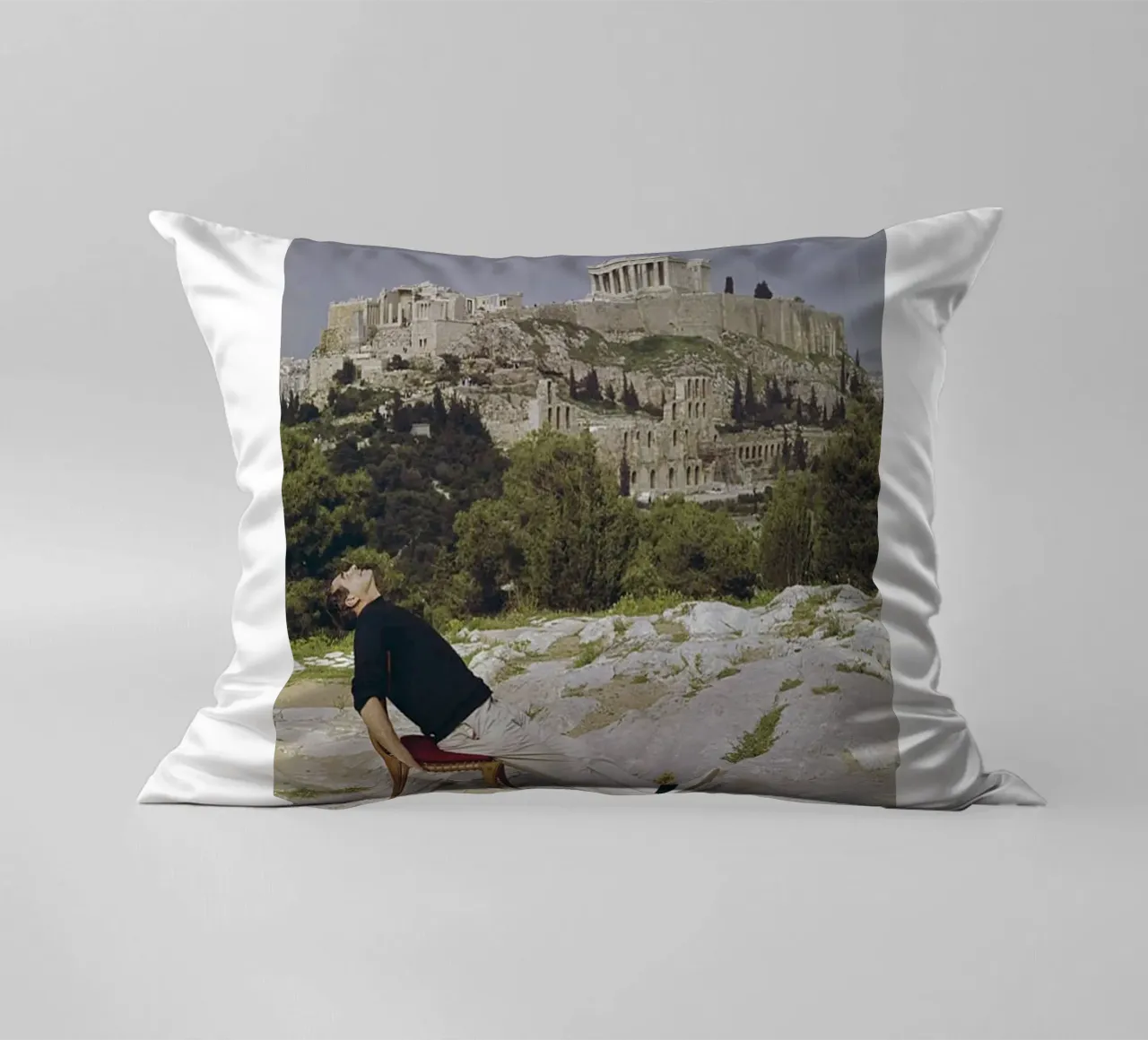 Slim Aarons - Sedersi su una sedia a sdraio cuscino da The Poster UK