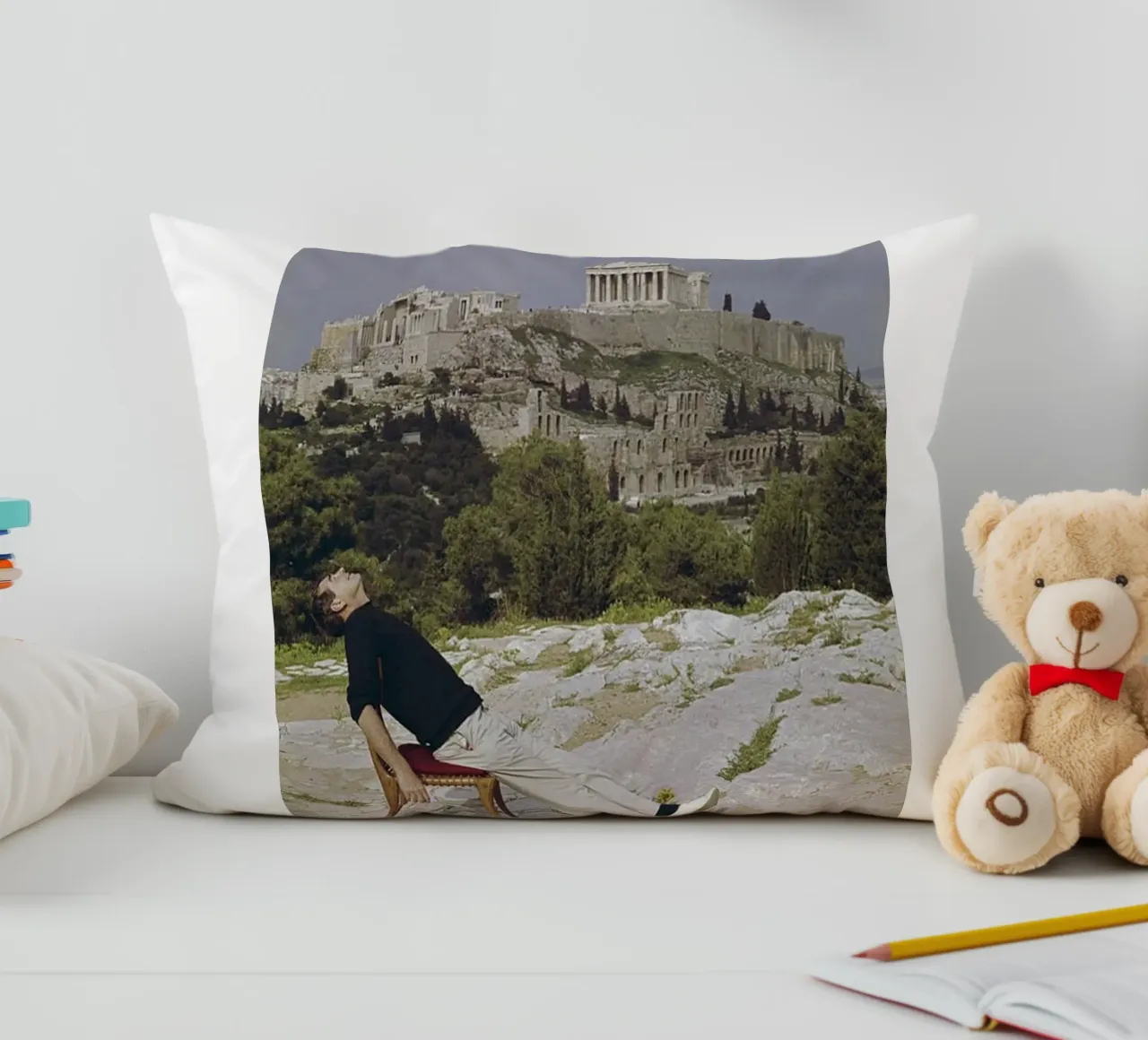 Slim Aarons - Sedersi su una sedia a sdraio cuscino da The Poster UK