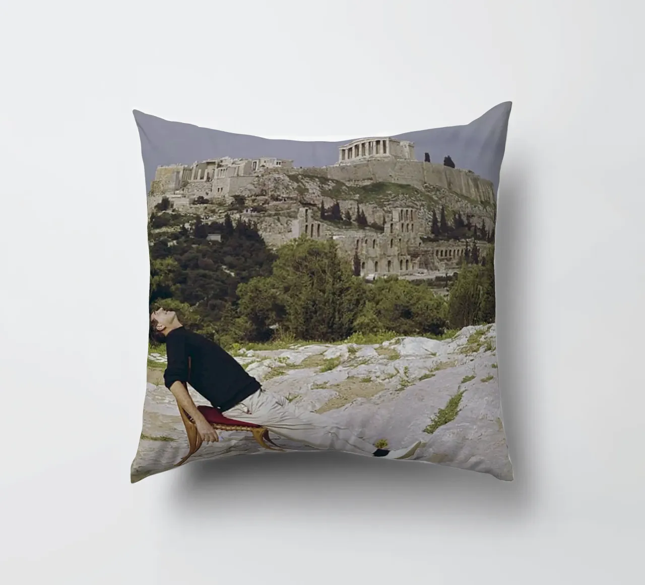 Slim Aarons - Sedersi su una sedia a sdraio cuscino da The Poster UK