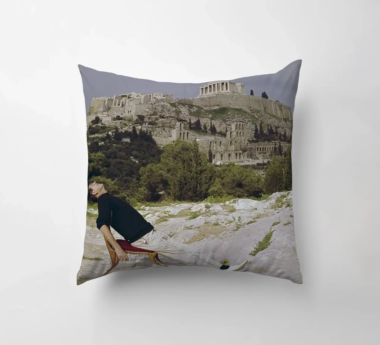 Slim Aarons - Sedersi su una sedia a sdraio cuscino da The Poster UK