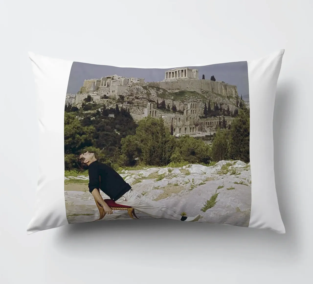 Slim Aarons - Sedersi su una sedia a sdraio cuscino da The Poster UK