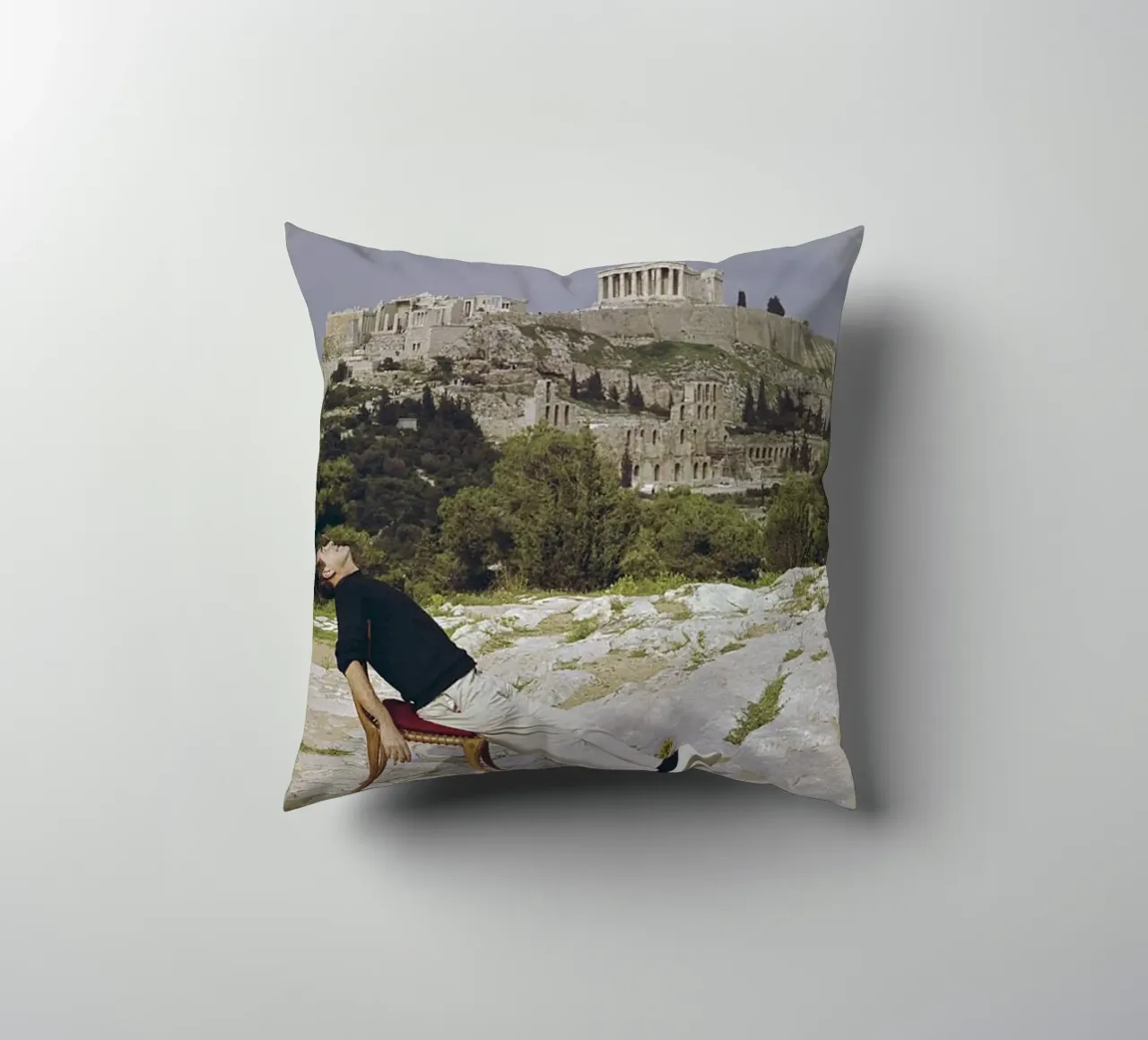 Slim Aarons - Sedersi su una sedia a sdraio cuscino da The Poster UK