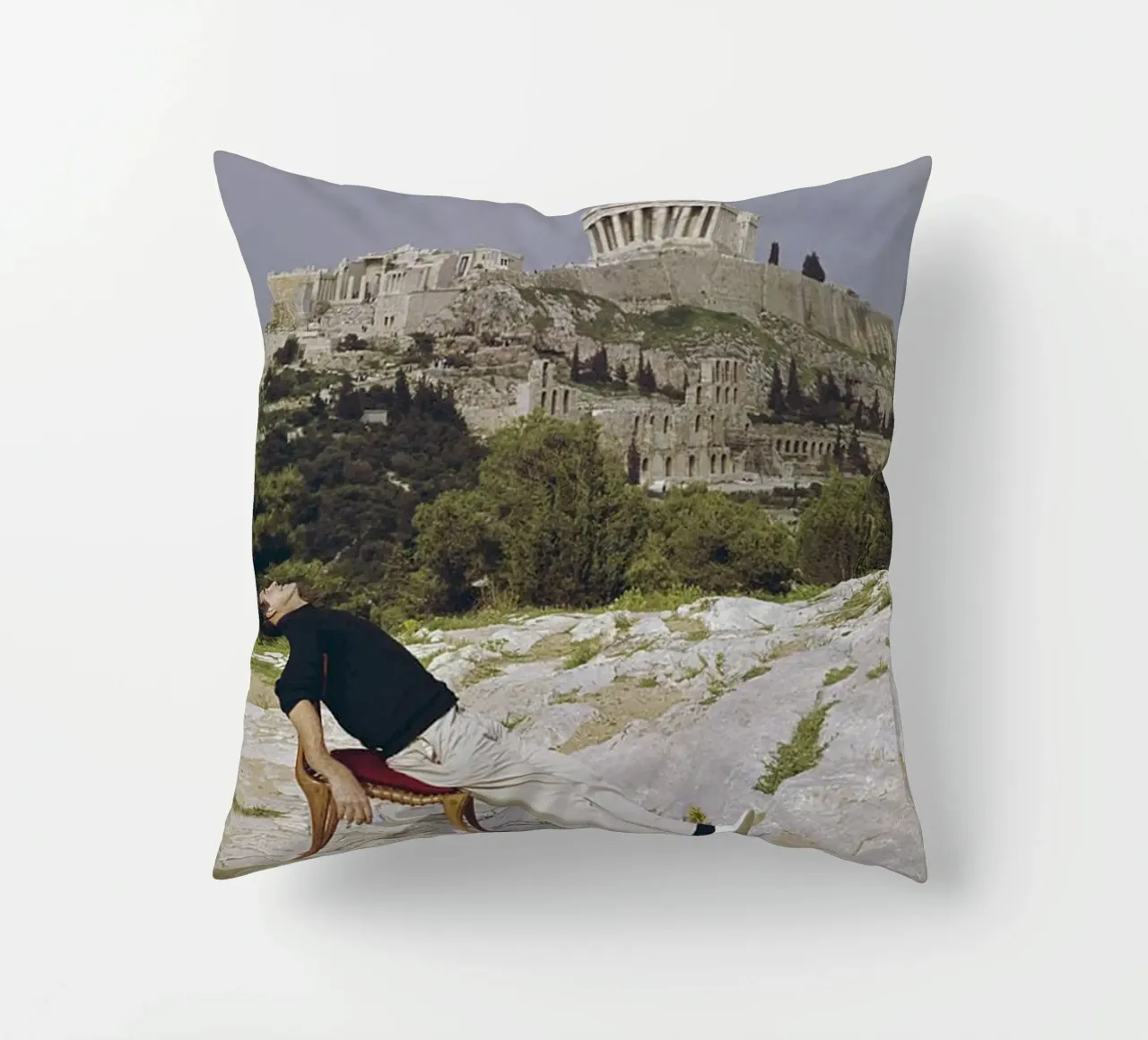 Slim Aarons - Sedersi su una sedia a sdraio cuscino da The Poster UK
